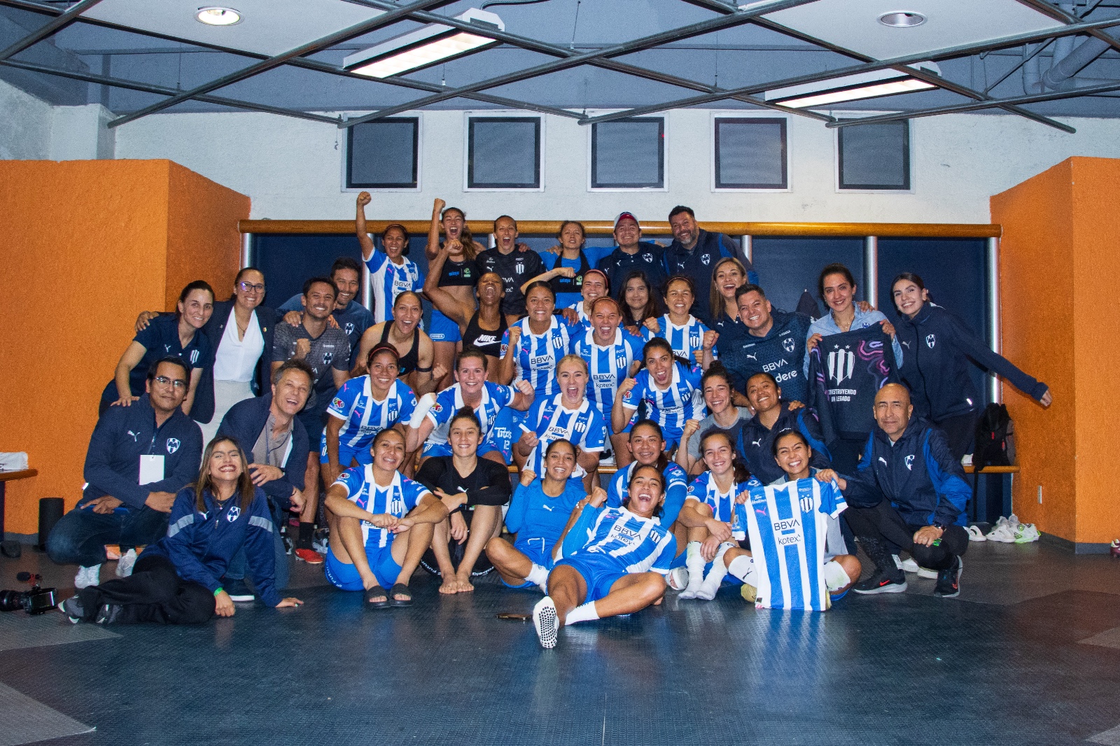 El equipo de Rayadas de Monterrey celebran el pase a la gran final del Clausura 2024 de la Liga MX Femenil.