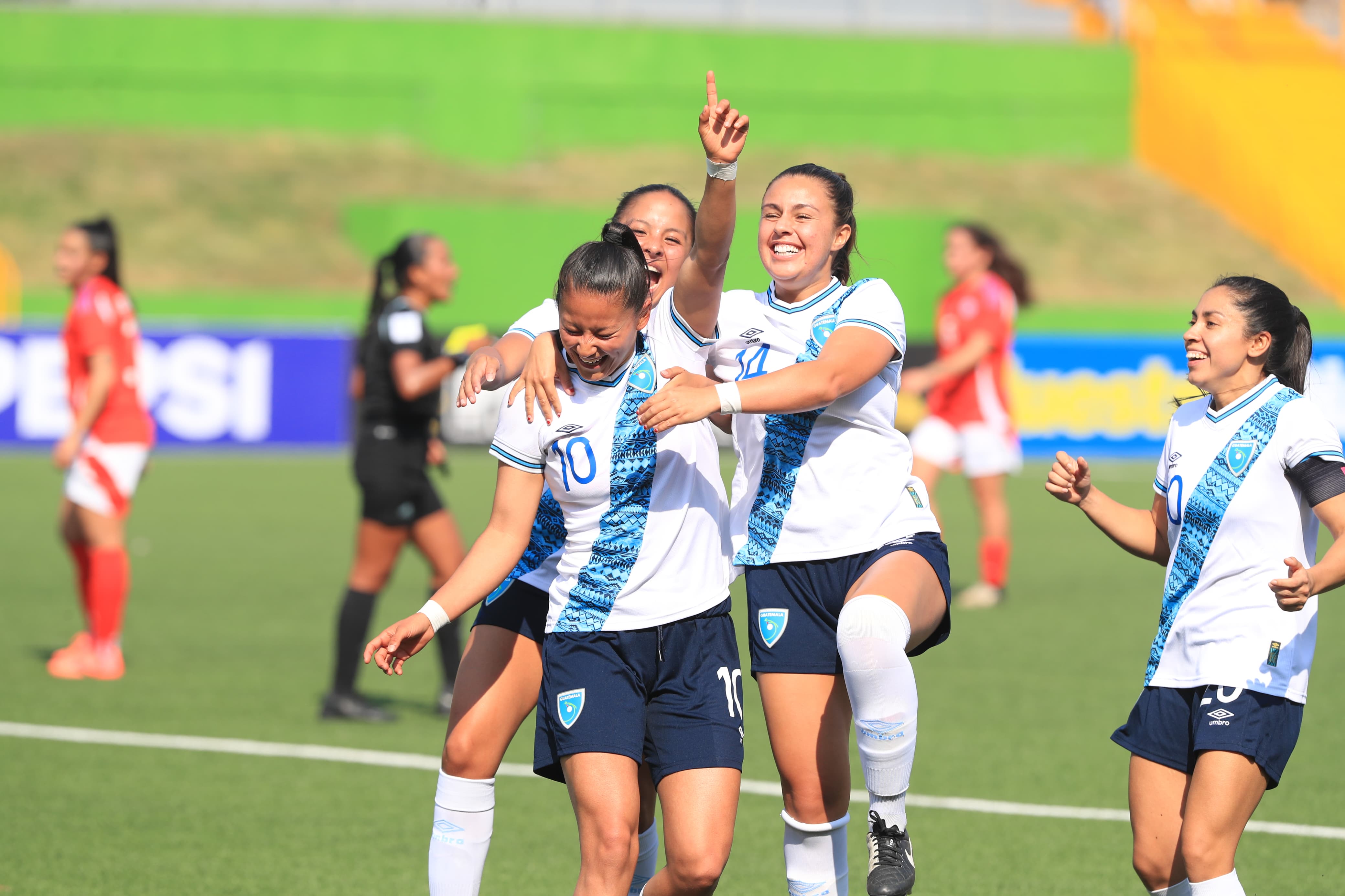 La jugadora del Éibar anotó tres goles para el triunfo bicolor.