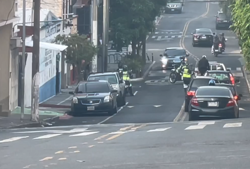 Un ataque armado se registró este viernes 17 de mayo en la avenida Petapa y 6a calle, zona 12. (Foto Prensa Libre: Amílcar Montejo)