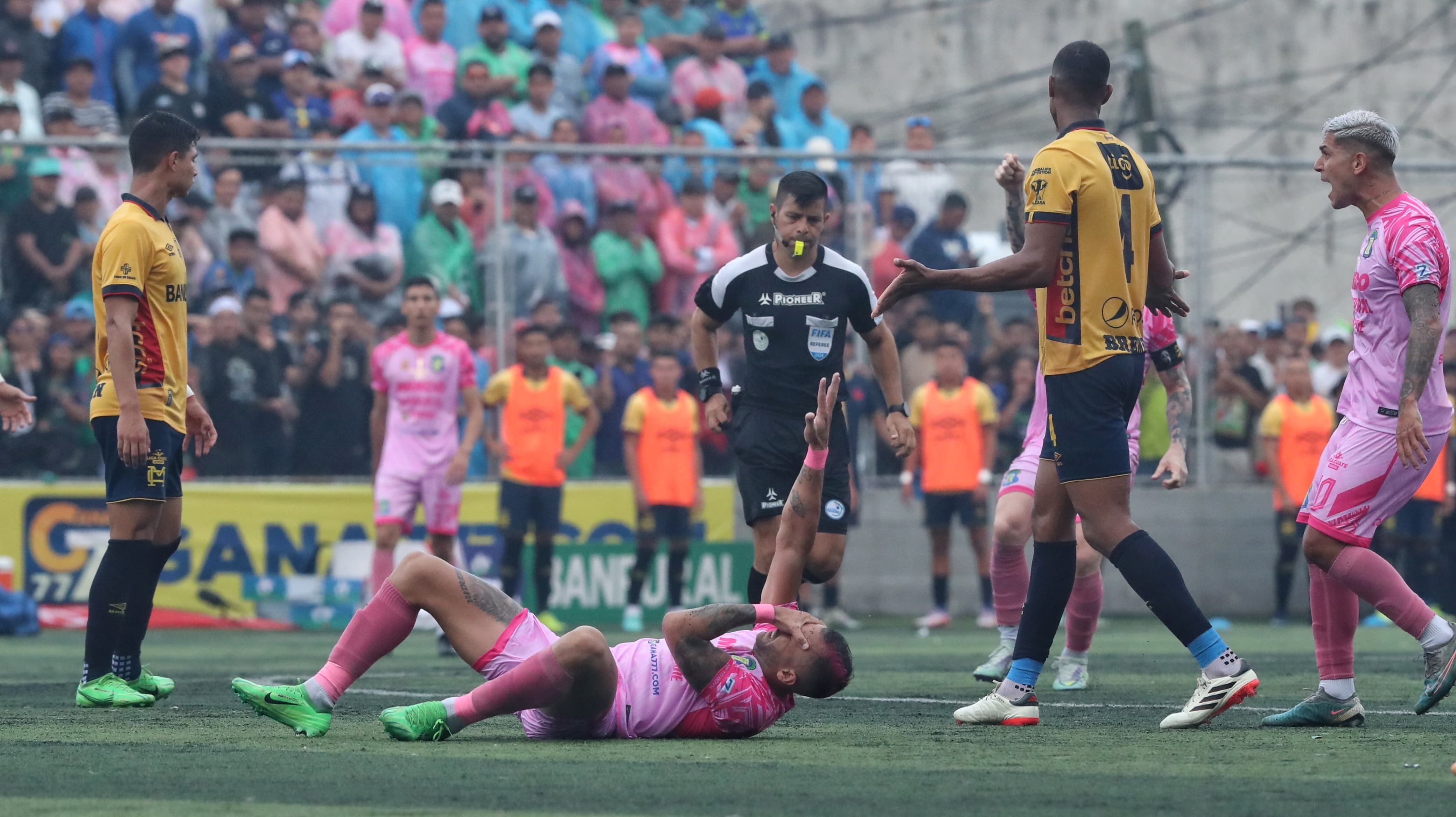 Roque Caballero y Edgardo Fariña tuvieron un encontronazo en la final de ida del Clausura 2024.