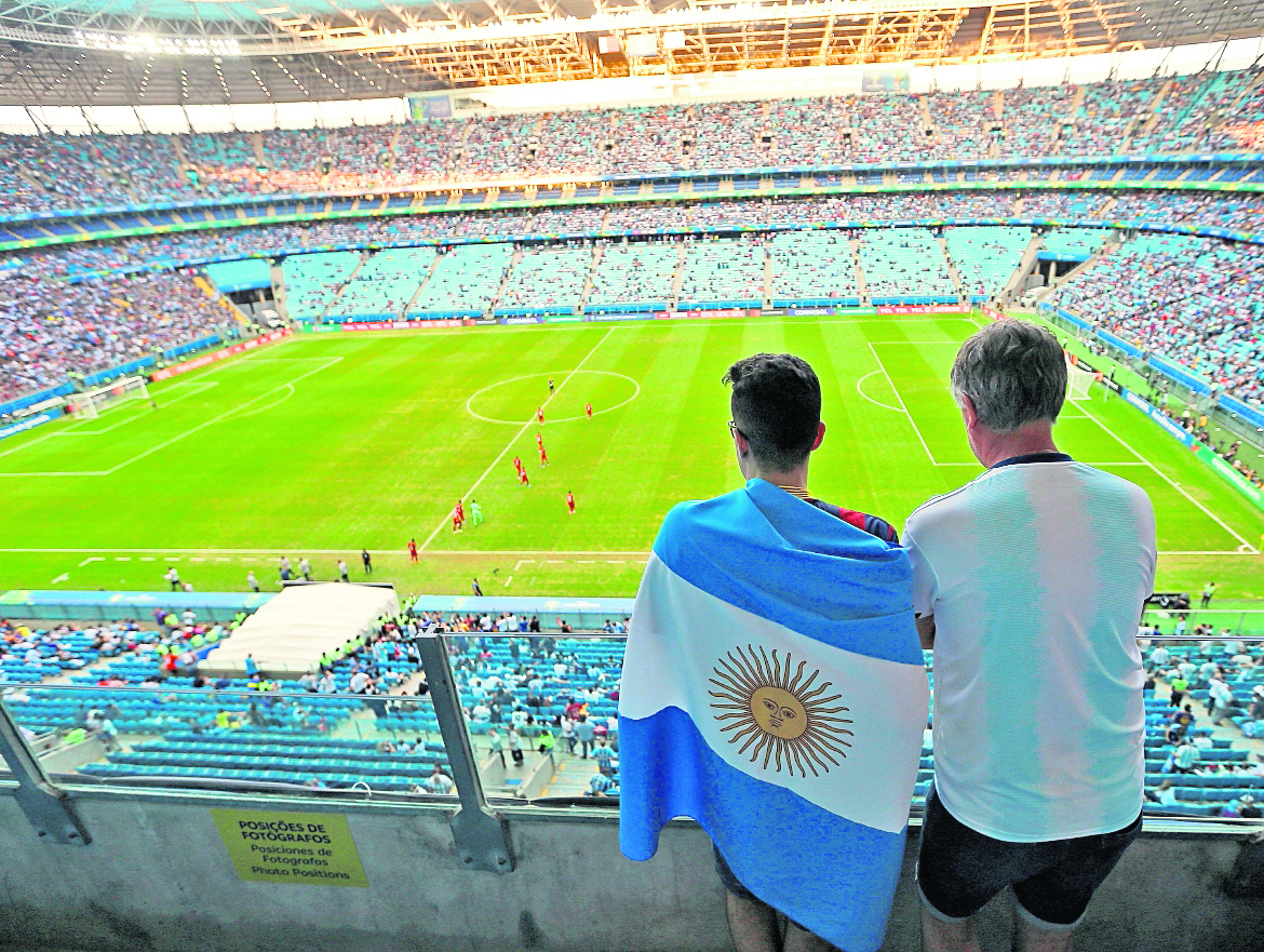 CAF1511. PORTO ALEGRE (BRASIL), 23/06/2019.- Aficionados de Argentina observan el partido este domingo, durante el partido del Grupo B de la Copa América de Fútbol 2019, entre Catar y Argentina, en el Estadio Arena do Grêmio de Porto Alegre, (Brasil). EFE/ Juan Ignacio Roncoroni