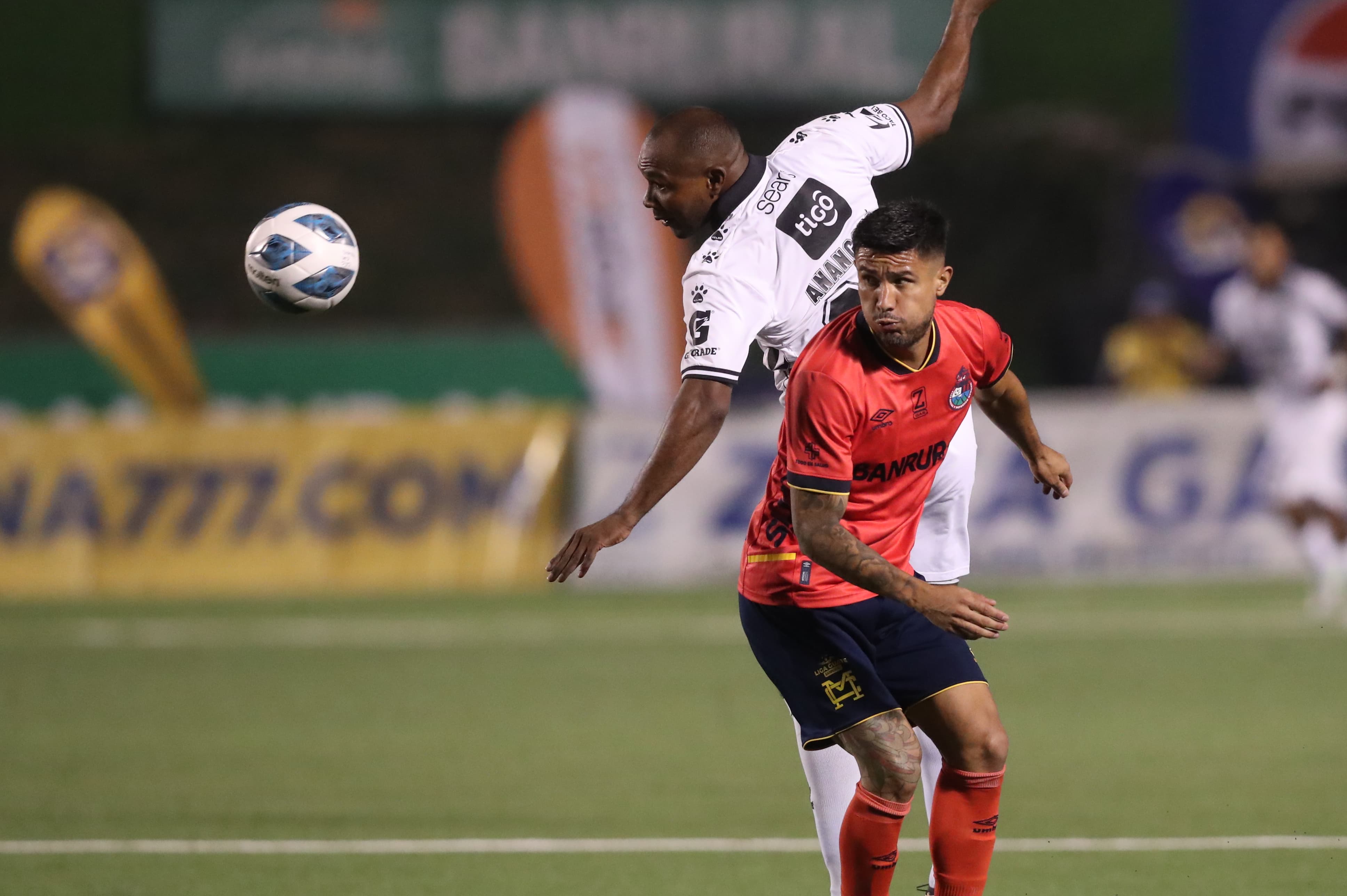 Anangonó y Mena en el clásico 329 entre Comunicaciones y Municipal.