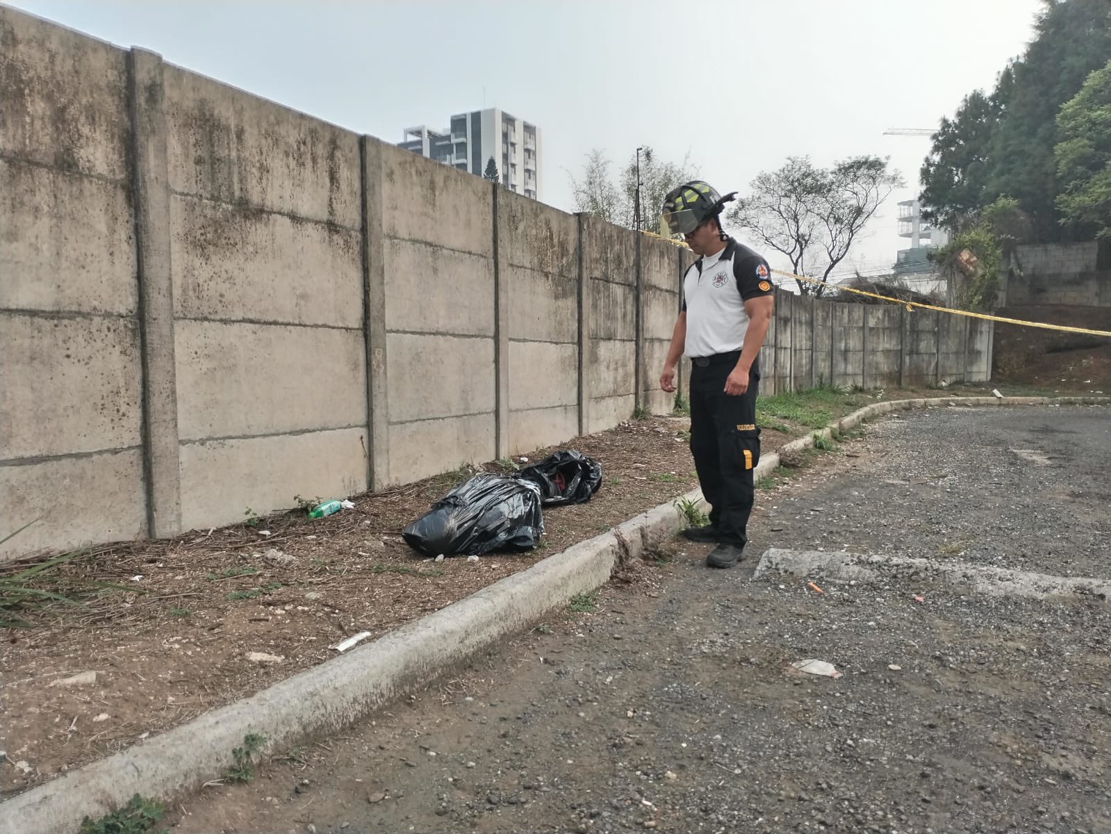 Un cuerpo envuelto en plástico negro fue abandonado en la colonia Villalobos II. (Foto Prensa Libre: Bomberos Voluntarios)