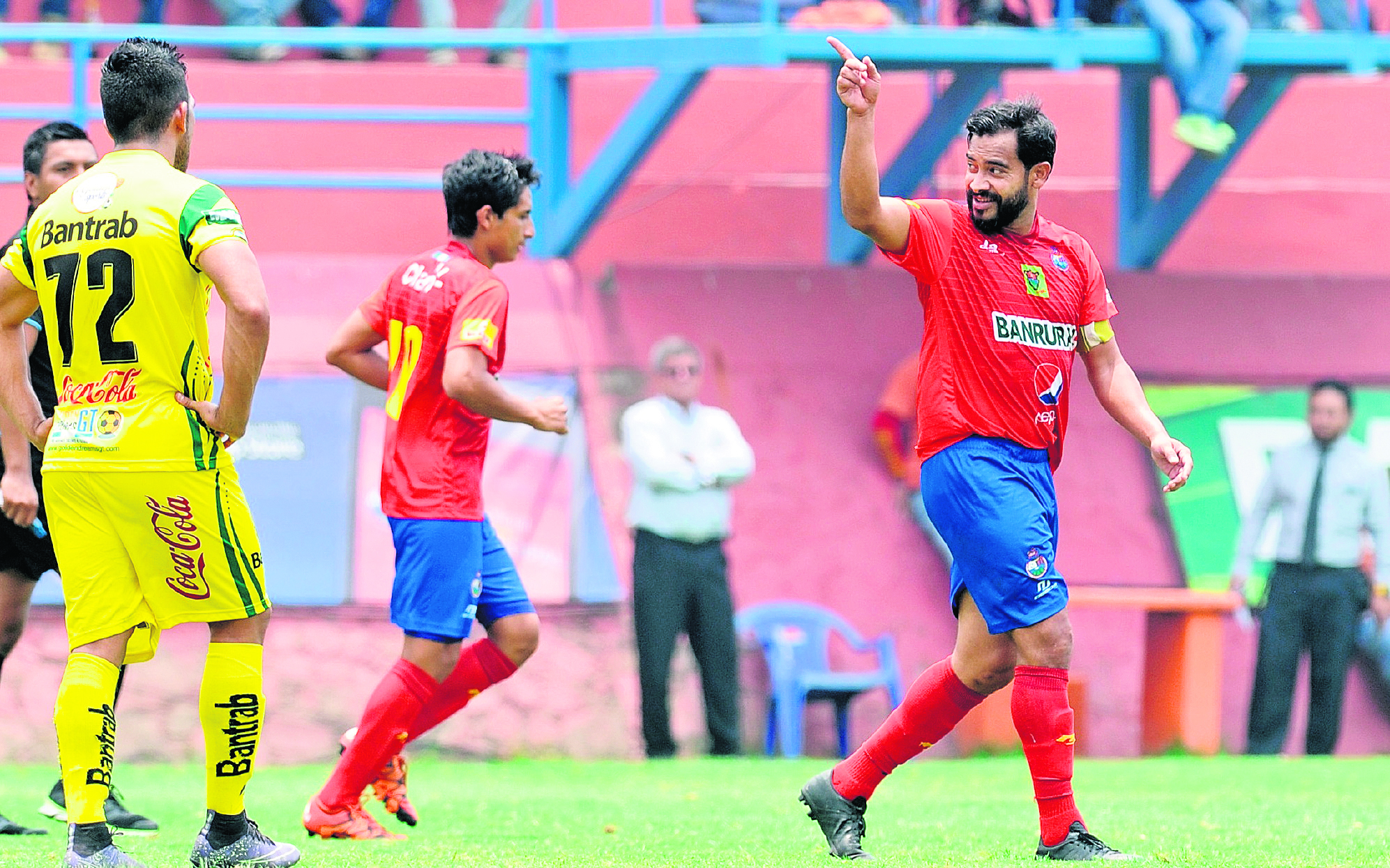 Carlos Ruiz festeja el 1-0 para los rojos en el juego de la última fecha de clasificación del Clausura 2016, contra Marquense disputado el domingo 8 de mayo de 2016 en el estadio Manuel Felipe Carrera.