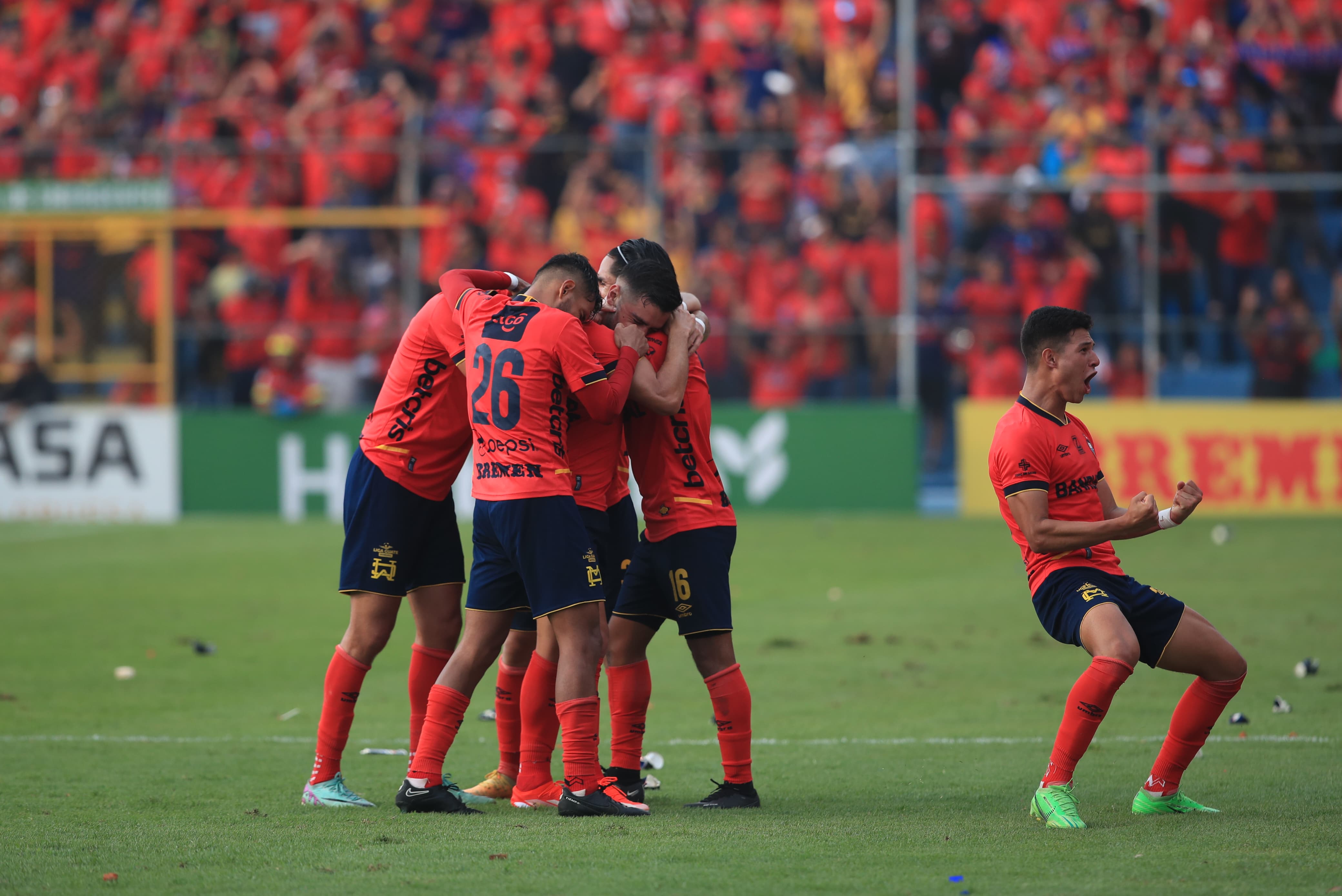 Jugadores del CSD Municipal, celebran durante un juego del Clausura 2024 donde fueron campeones.