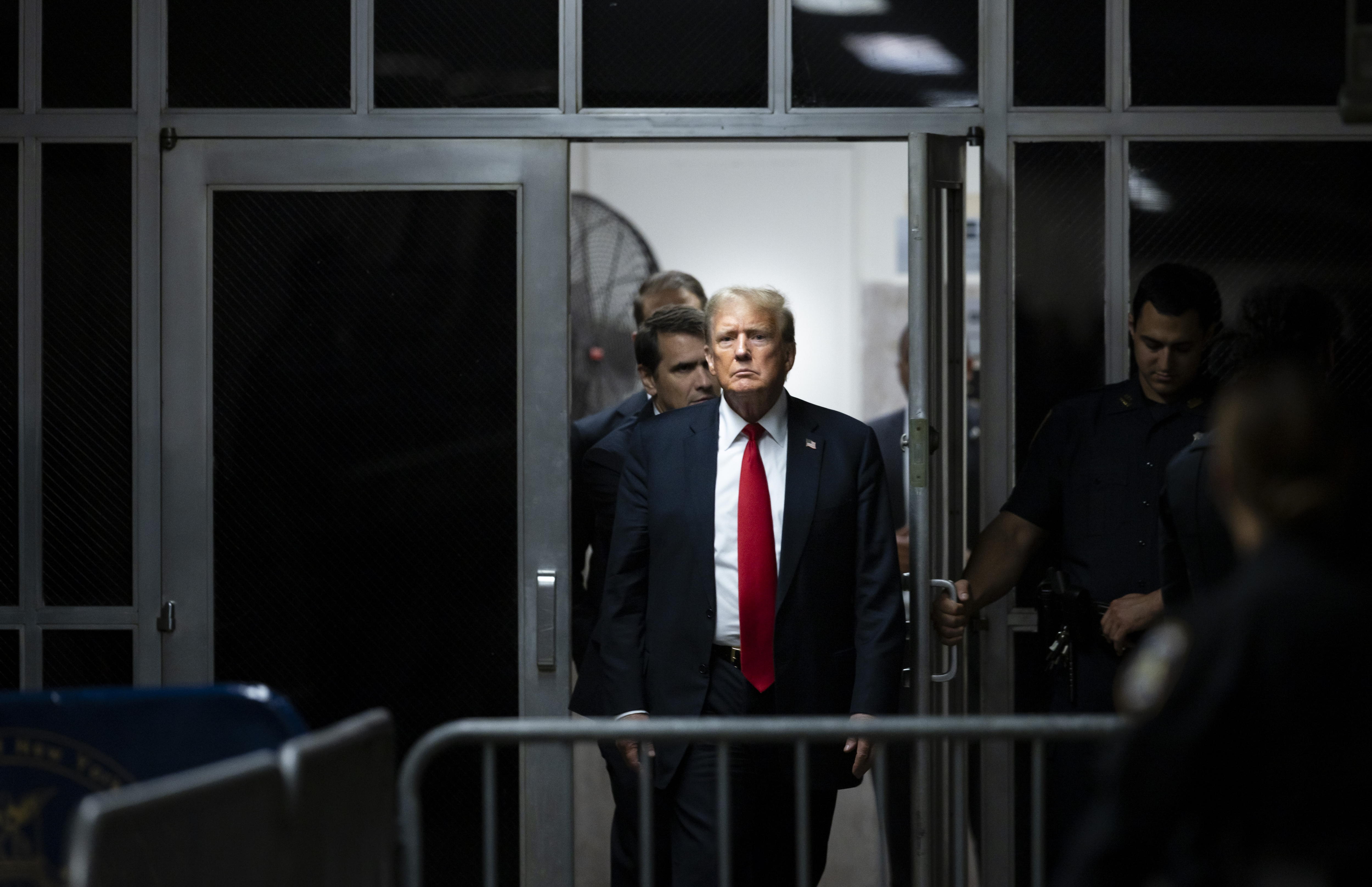 El expresidente estadounidense Donald Trump regresa a la sala durante una pausa en su juicio penal en el Tribunal Supremo del Estado de Nueva York en Nueva York, Nueva York, Estados Unidos, 28 de mayo de 2024. (Foto Prensa Libre: EFE/EPA/JUSTIN LANE / POOL)