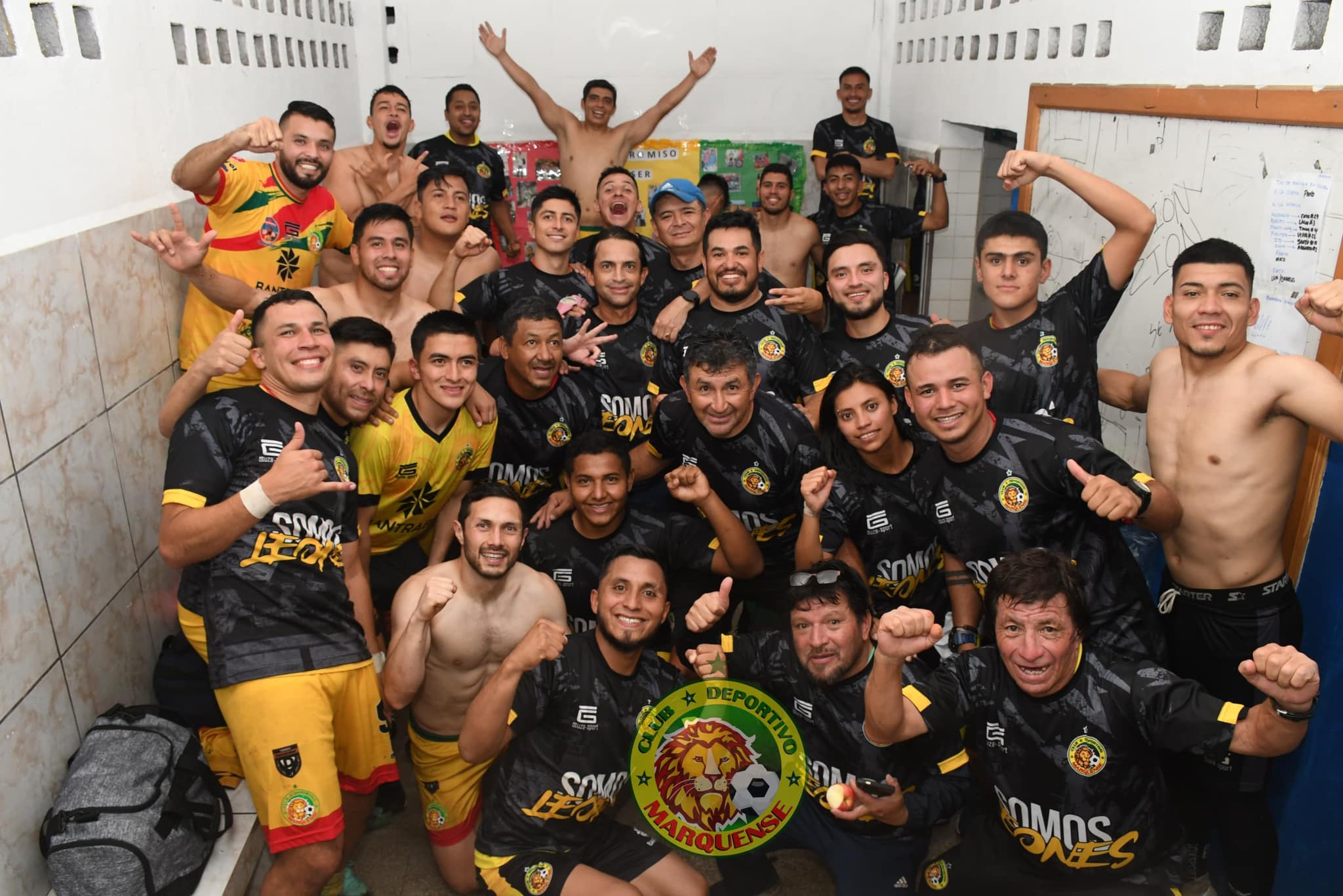 Erick González en el centro de la foto celebró su tercer ascenso.