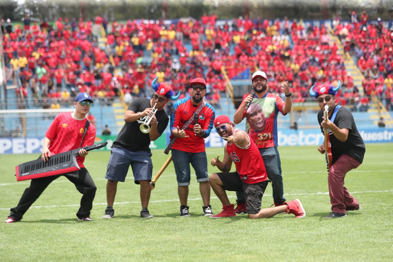 Los patanes y los pibes rojos en su presentación en el estadio Manuel Felipe Carrera.