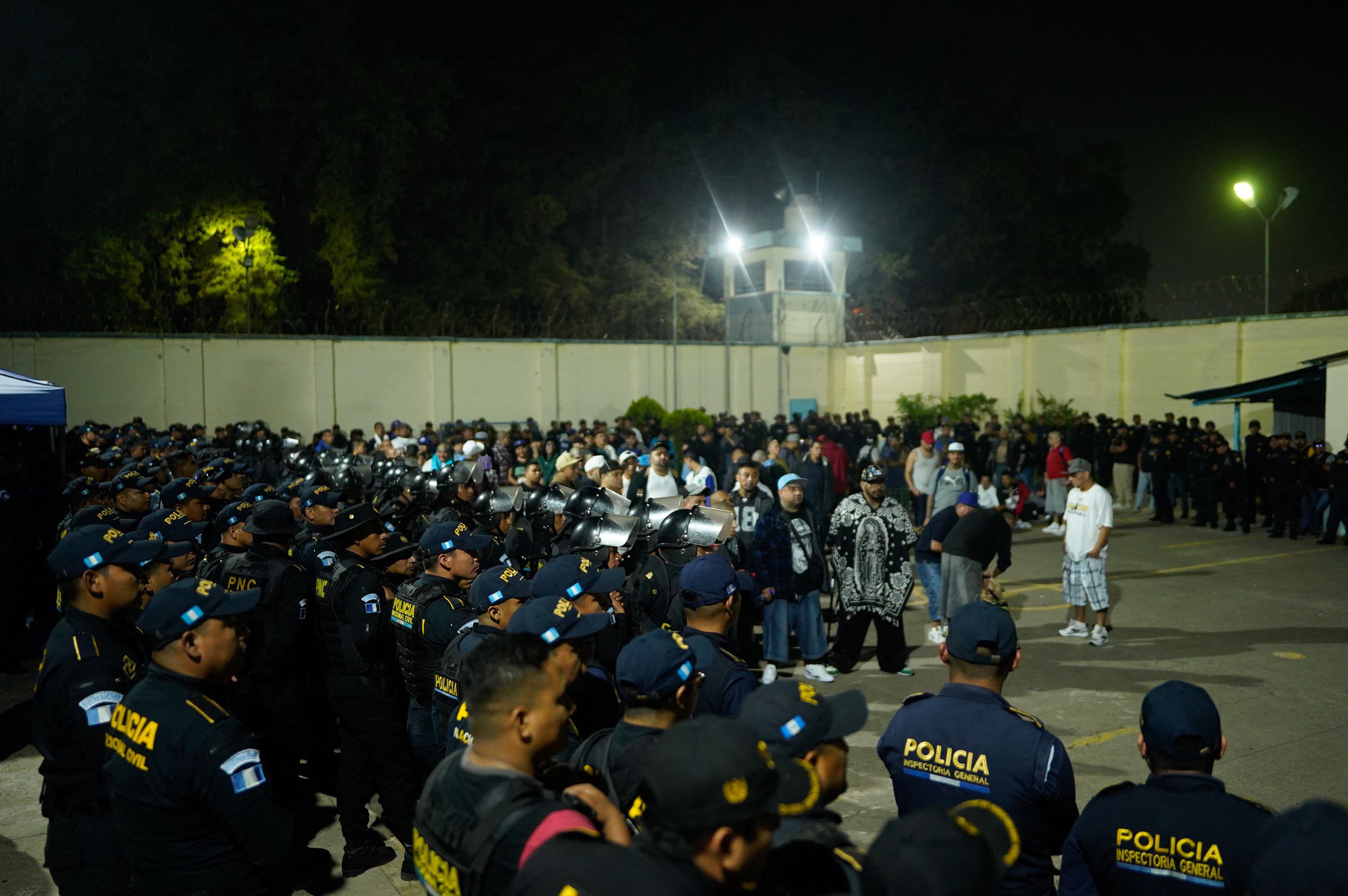 Reos de Fraijanes II han sido sometido a requisas luego de la muerte de Farruko Pop. (Foto Prensa Libre: AFP / Ministerio de Gobernación)