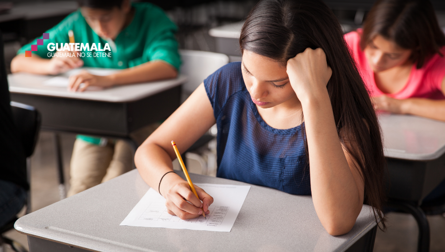 Una prueba de diagnóstico estandarizada es una de las propuestas de las autoridades para que los estudiantes puedan con un nivel alto de inglés. (Foto Prensa Libre: Freepik)