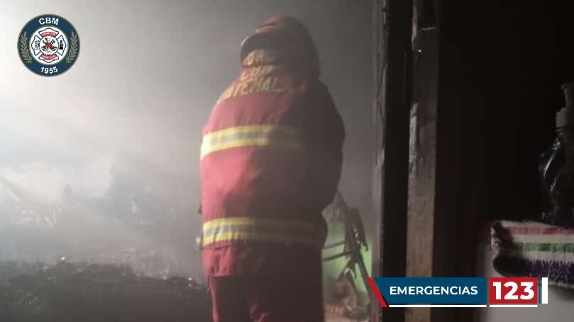 Un incendio en la zona 6 capitalina dejó una persona muerta. (Foto Prensa Libre: Bomberos Municipales)