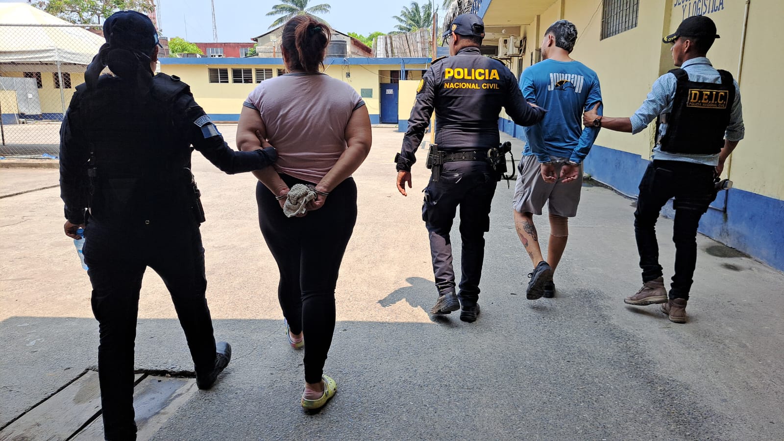 Una mujer y su hijo son señalados de venta de droga al menudeo en Puerto Barrios. (Foto Prensa Libre: PNC)