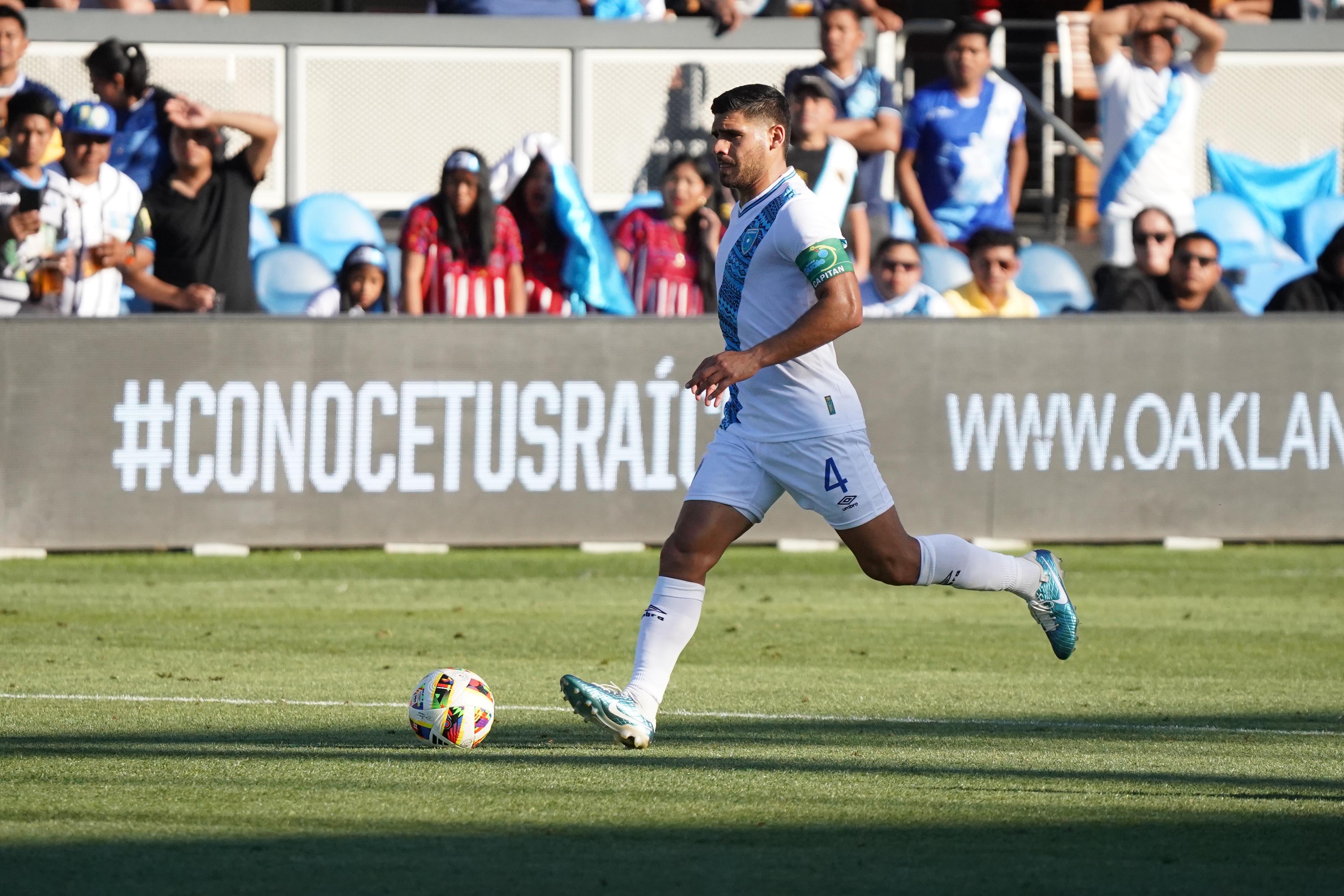 El defensor José Pinto lució como capitán de la Selección de Guatemala.