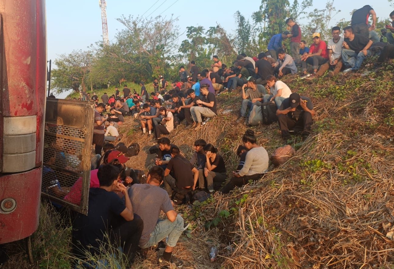 Migrantes abandonados en autobuses en México