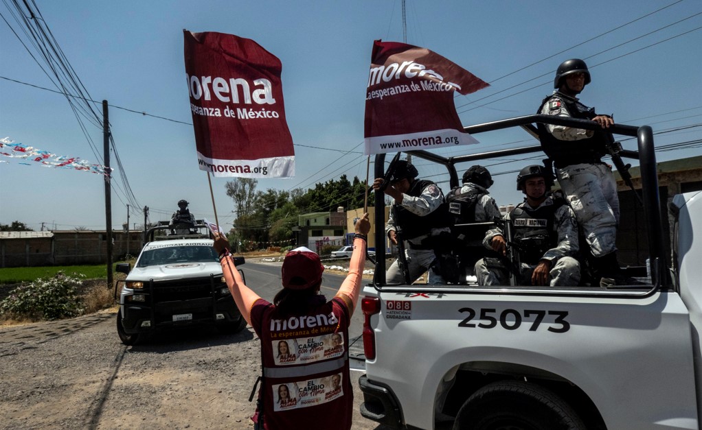 Miembros del partido Morena se congregan en apoyo a Juan Miguel Ramírez, el candidato que remplazó a Gaytán. Fueron escoltados por agentes de la Guardia Nacional y de seguridad privada. (Cesar Rodriguez/The New York Times).