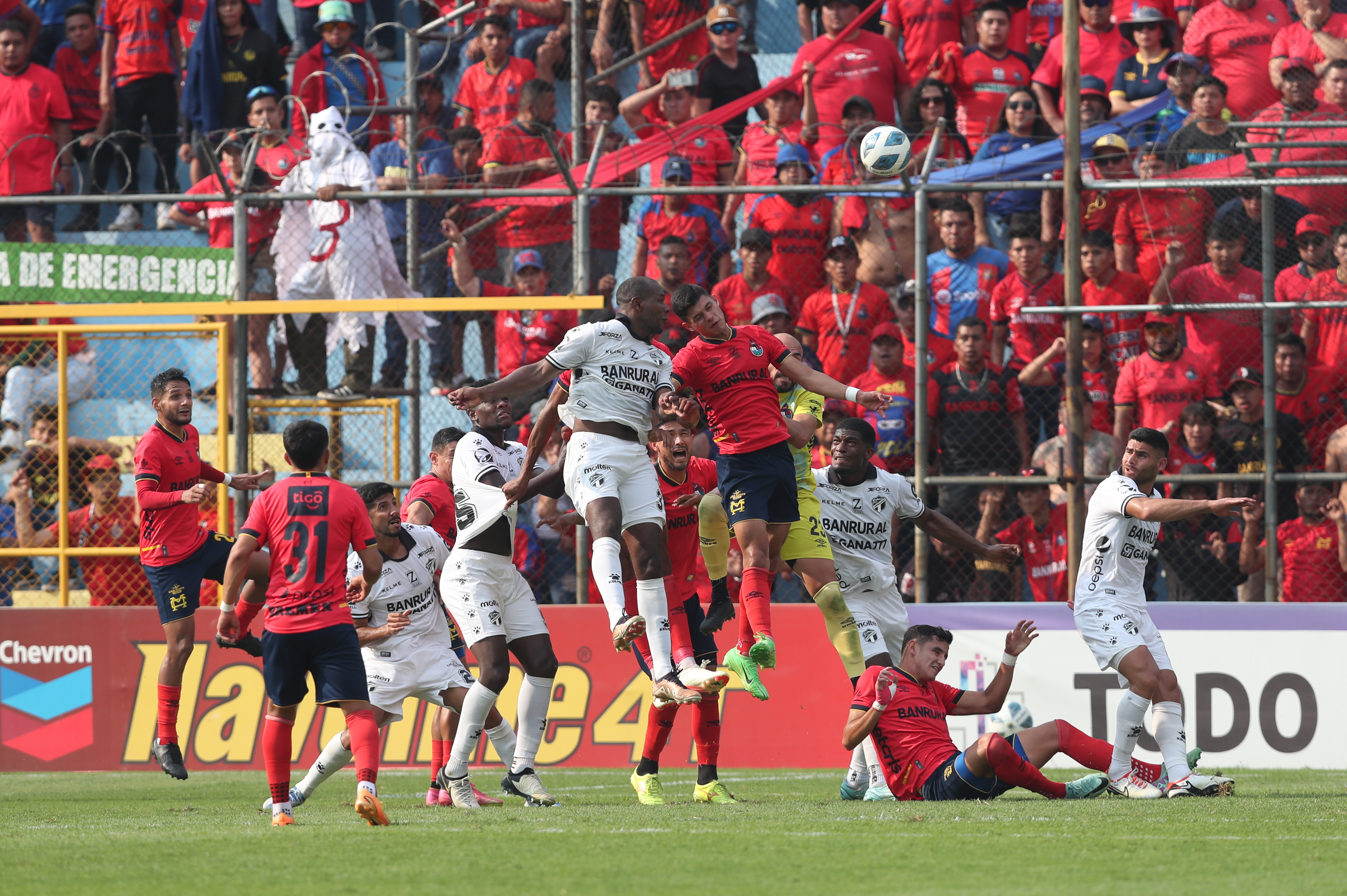 Municipal le gana por marcador de 3 - 0 a Comunicaciones en la semifinal de vuelta del torneo clausura 2024. Que se llevo acabo en el estadio el Trbol se clasifican a la final y  se enfrentara a Mixco 


Fotografa Erick Avila.      05/05/2024