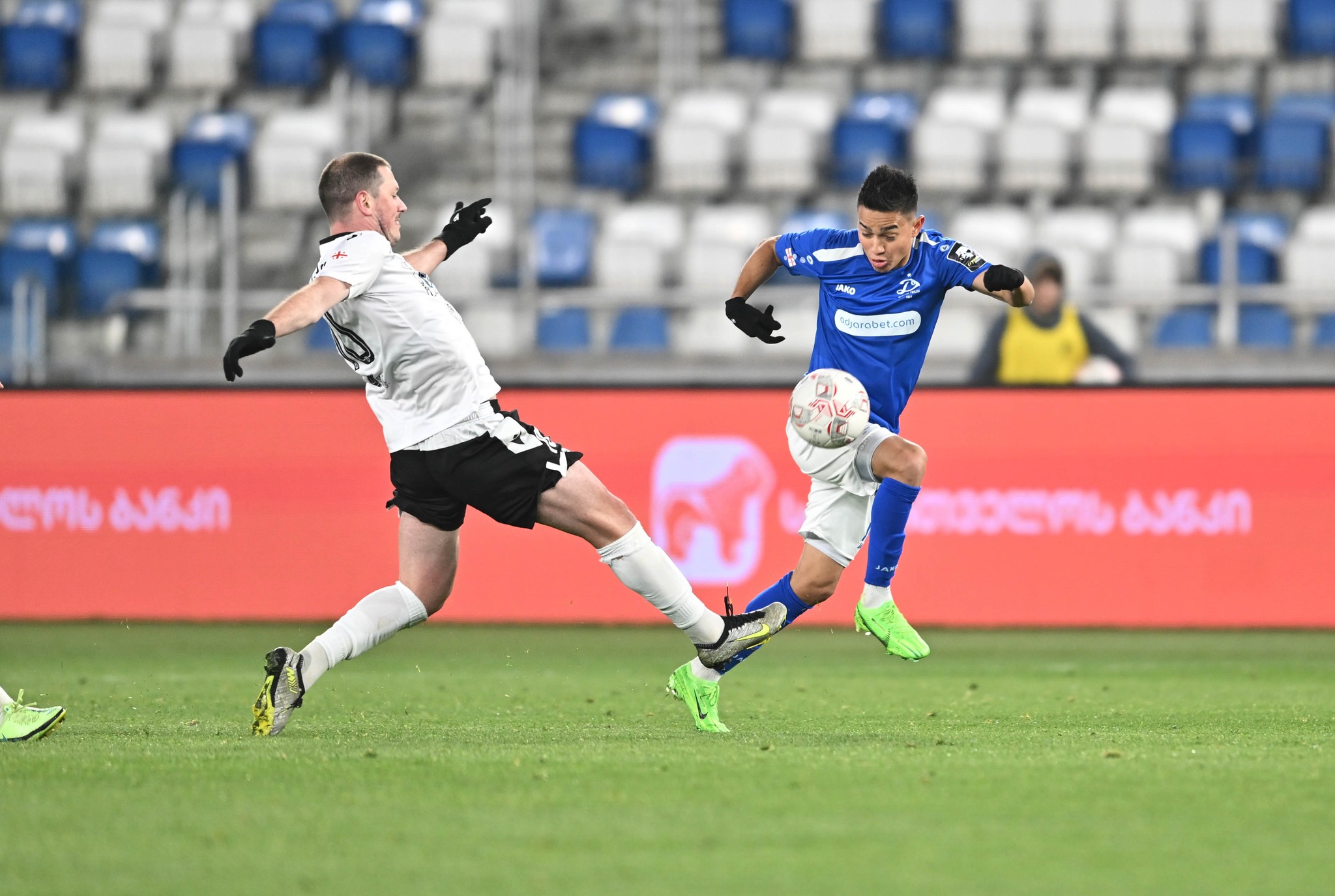 Óscar Santis disfruta de una aventura en el Dinamo Tbilisi de Georgia.