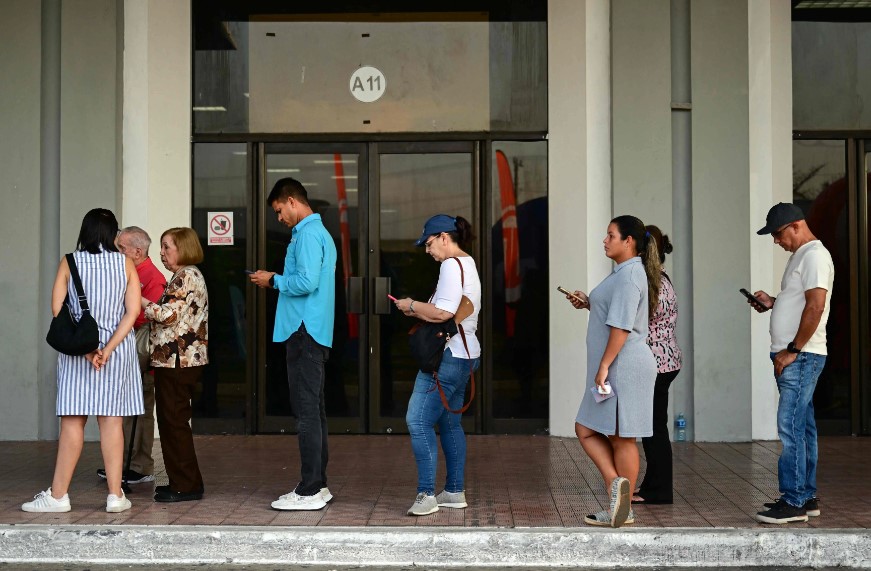 Votantes hacen fila en un centro de comicios en la Ciudad de Panamá. (Foto Prensa Libre: AFP)