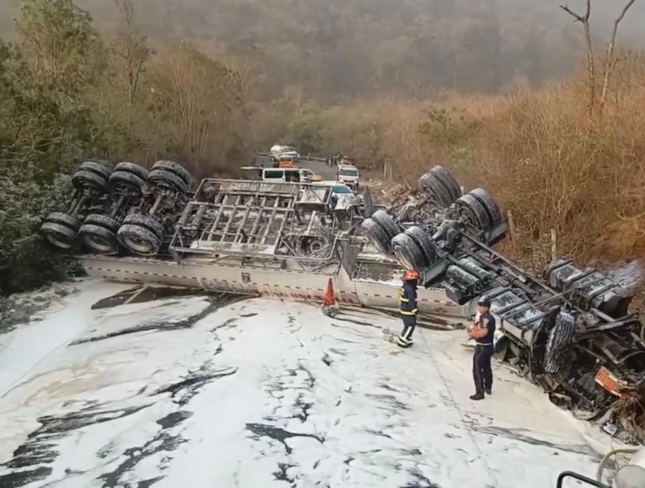 El paso de vehículos en el km 70.5 de la RN – 14 está cerrado por un accidente de tránsito. (Foto Prensa Libre: Víctor Chamalé)