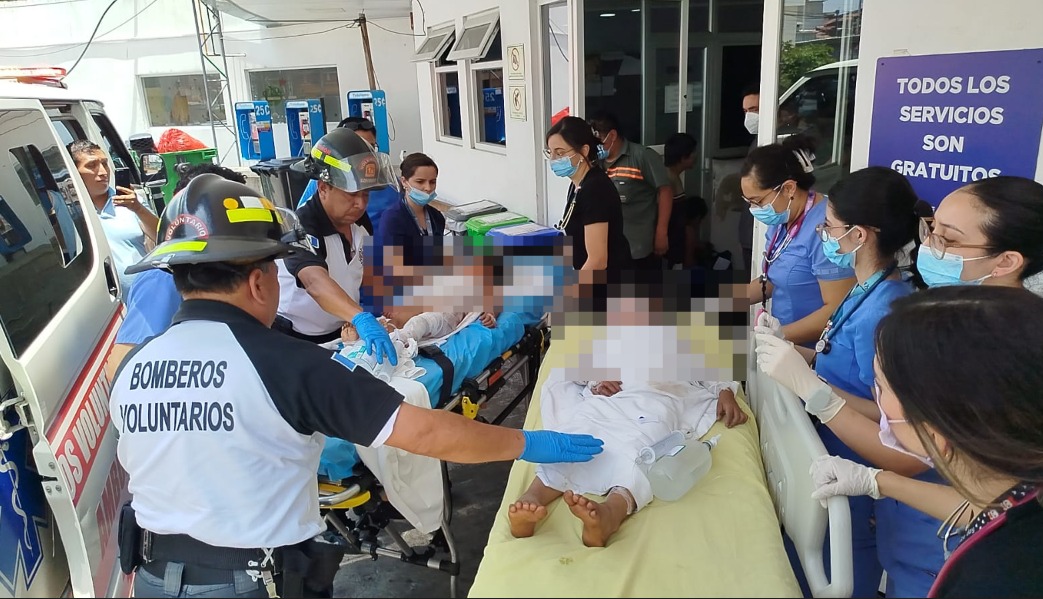 Bomberos Voluntarios trasladaron al Hospital Roosevelt a ocho personas luego de una explosión en una cohetería. (Foto Prensa Libre: Bomberos Voluntarios)