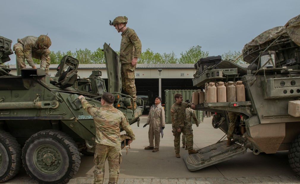 Durante ejercicios de la Otán, personal  revisa un convoy que se dirige a la frontera polaca, en Frankenberg, Alemania. (Foto Prensa Libre: Laetitia Vancon/The New York Times)