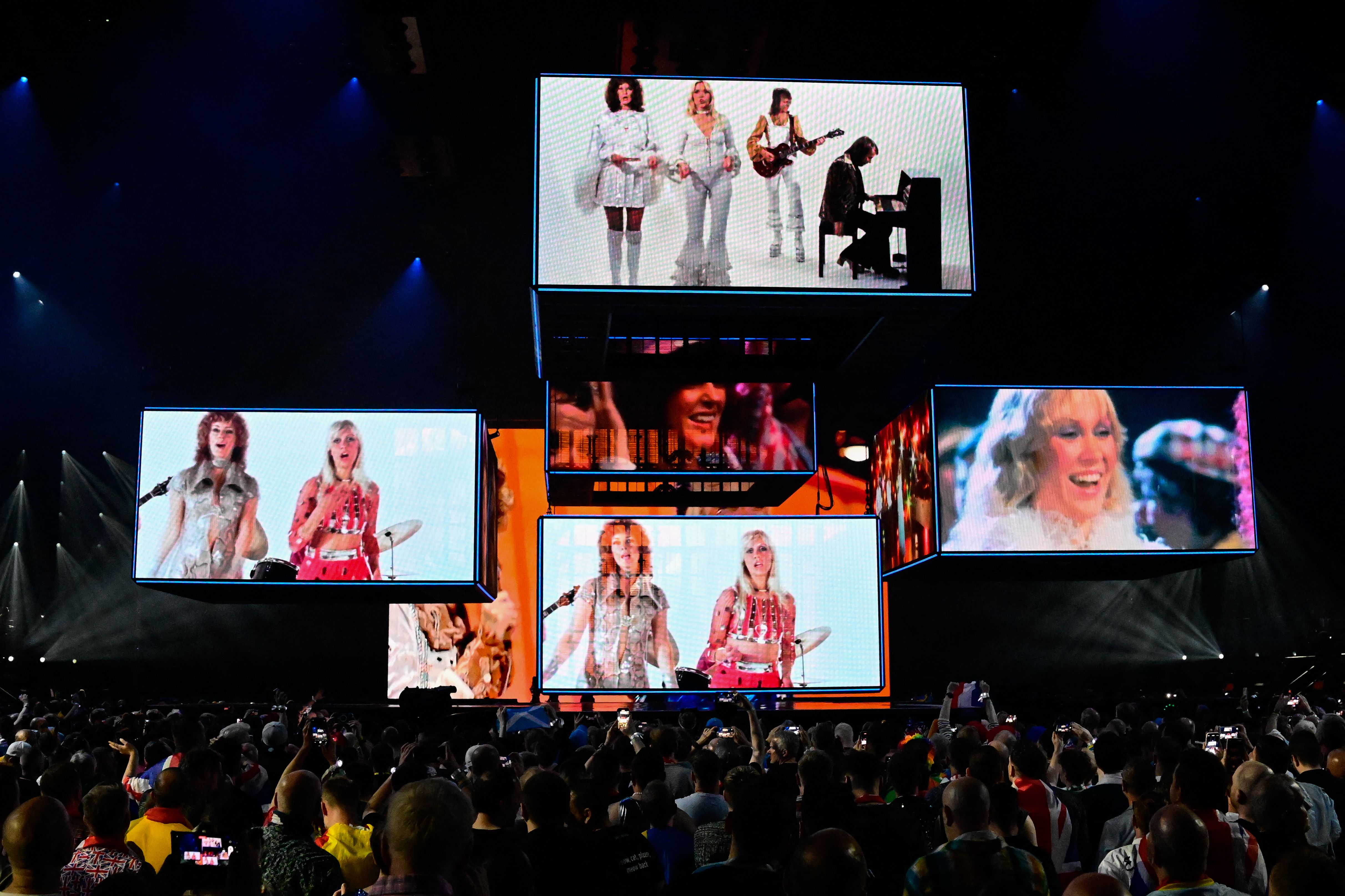 Las cantantes suecas Charlotte Perrelli y Carola Häggkvist y la cantante austriaca Conchita Wurst rinden homenaje a la banda sueca Abba al final de la final del 68º Festival de la Canción de Eurovisión. (Foto Prensa Libre: Tobias SCHWARZ / AFP)