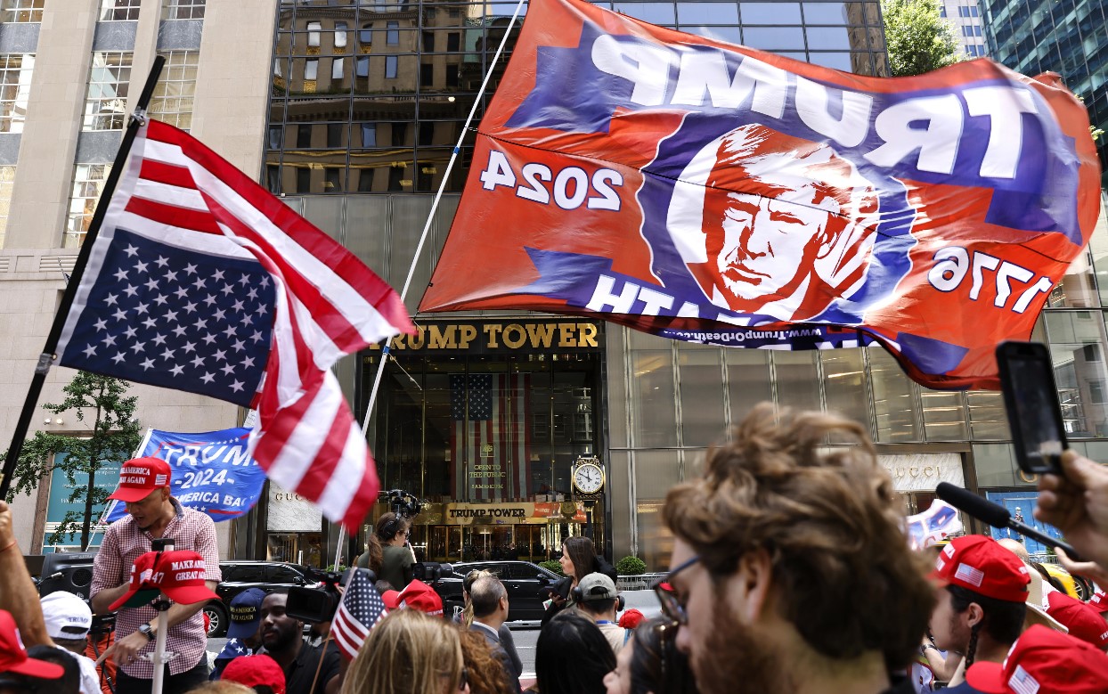 Simpatizantes de Trump permanecen en las afueras de la Torre Trump, en Nueva York. (Foto Prensa Libre: EFE)