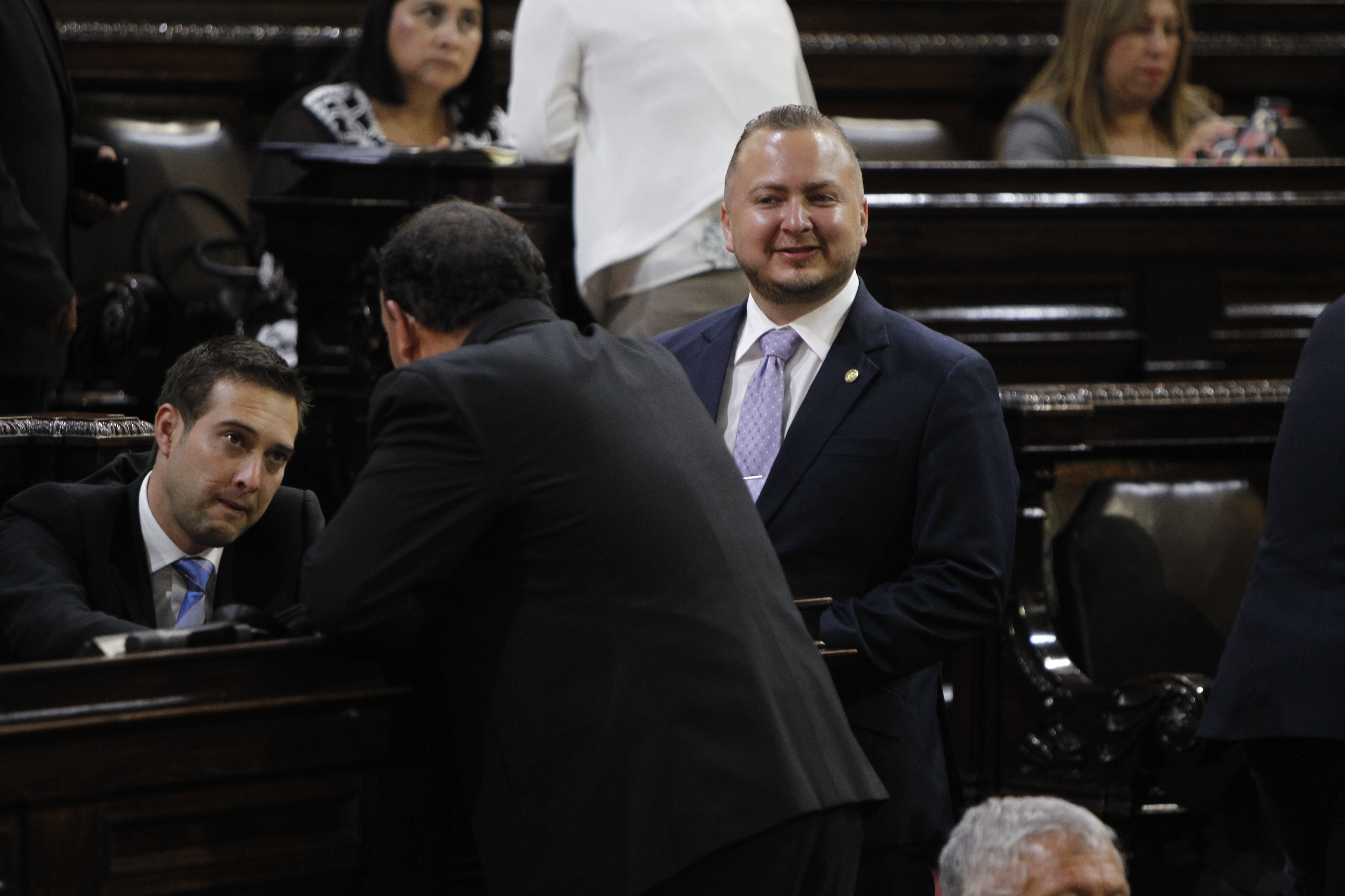 Pleno del congreso de la Repblica an sin iniciar la sesin extraordinaria, con 117 votos a favor y cuatro en contra, fue aprobada la iniciativa 5111 de la Ley de la Cultura Fsica y del Deporte.

En la fotografia: el diputado, Jos Armando Ubico.

Fotografa: Paulo Raquec