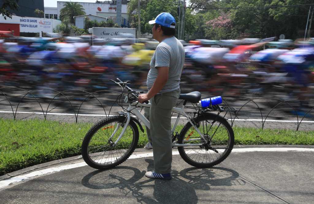 Un guatemalteco observa el paso de la caravana multicolor en la Avenida Reforma. (Foto Prensa Libre: Carlos Hérnandez)