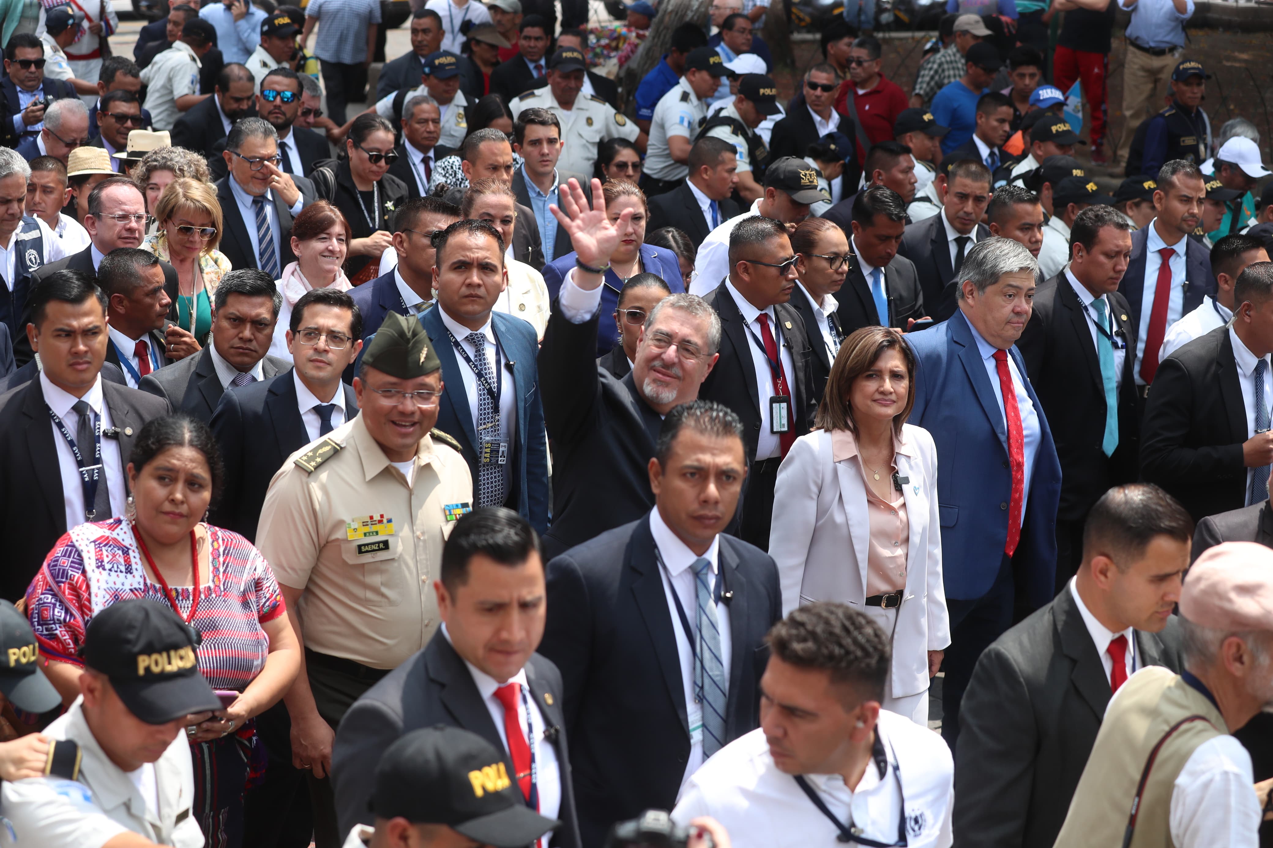 La participación del ministro de la Defensa, Henry Sáenz, en la comitiva presidencial que encabezó Bernardo Arévalo para entregar propuesta de ley sobre reformas a Ley Orgánica del Ministerio Público, causó inconformidad a lo interno del Ejército. (Foto Prensa Libre: Esbin García).