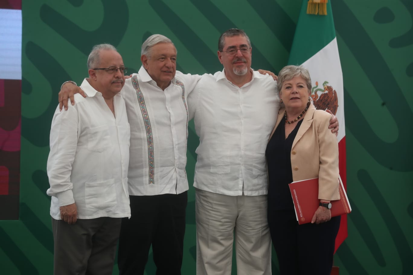 Los presidentes de México, Andrés Manuel López Obrador y Guatemala,  Bernardo Arévalo de León, acompañados de los cancilleres, Alicia Bárcena y Carlos Martínez, posan durante la declaración conjunta en la cita que tuvieron en Tapachula, Chiapas. (Foto Prensa Libre: Juan Diego González).