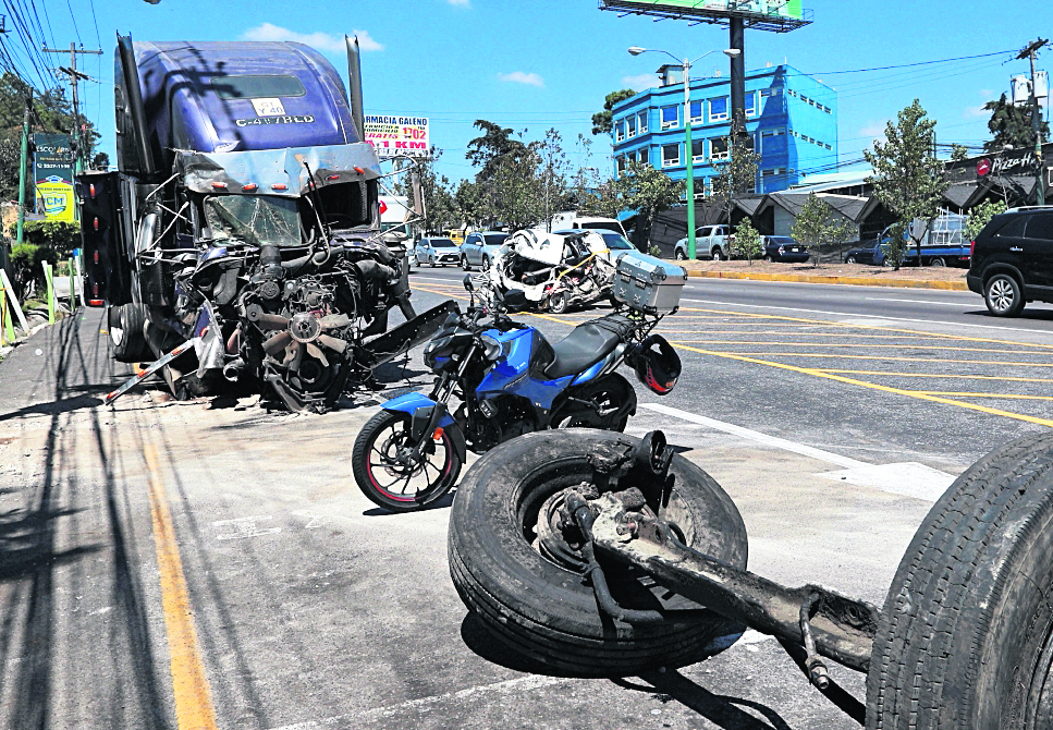 Luego del trágico accidente que ocurrió la tarde del miércoles 16 de febrero en el km 19.5 de la ruta Interamericana, Mixco, en el que hubo 2 muertos y 10 heridos luego que un tráiler se quedara sin frenos y colisionara contra otros seis vehículos, el alcalde Neto Bran y la comuna mixqueña implementan acciones que van encaminadas a reducir los percances viales en el municipio. 


El alcalde Neto Bran hizo un video en vivo en sus redes sociales la noche del 16 de febrero en el que dio a conocer cuatro acciones que implementará la comuna a corto y mediano plazo para evitar más accidentes en la ruta Interamericana, jurisdicción de Mixco.  


Las cuatro acciones que tomará la comuna en su jurisdicción son: 

 

Obligar al transporte pesado (tráileres y camiones) así como a los buses extraurbanos a circular únicamente en el carril derecho y a reducir la velocidad  

Hora de restricción para que este tipo de transporte circule en Mixco comenzará a las 16 horas y no a las 17 horas como estaba anteriormente 

Implementará una bahía de control en el km 22 paras que allí la PMT detenga las unidades colectivas y vehículos pesados para hacer una revisión mecánica del vehículo.
 
Rampa de frenado en el km 22.1 de la ruta Interamericana la cual solicitará al Ministerio de Comunicaciones.  



Fotografía: María José Bonilla         Fecha: 17/02/22