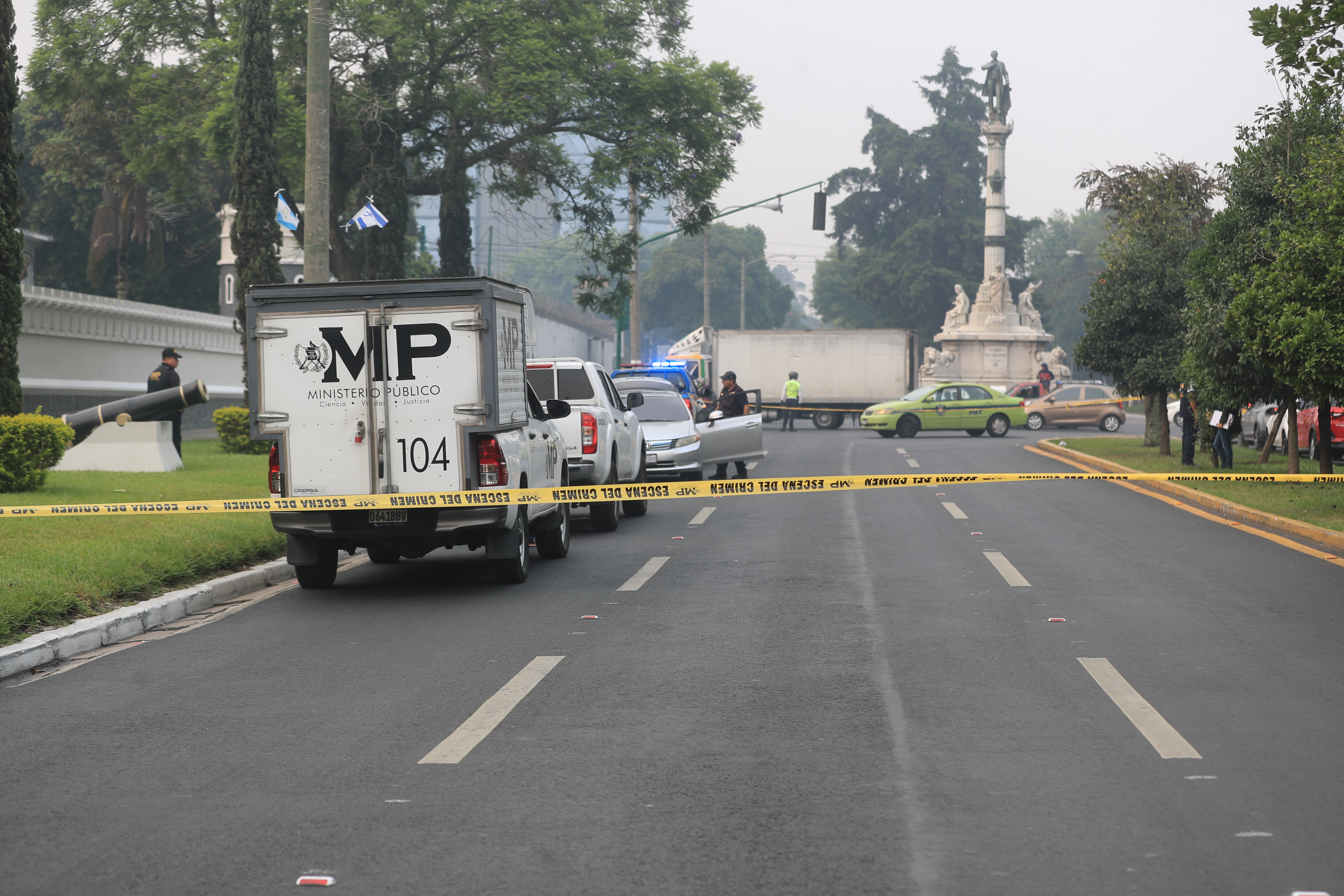 Entre la 1ra. y 2da calle de la zona 10 capitalina, frente al Ministerio de la Defensa, se suscit un ataque armado en donde una persona muri, siendo identificado como William Ren Fuentes Cruz. Personal del Ministerio Pblico y Polica Nacional Civil recabaron datos para la investigacin correspondiente. 

Foto: Oscar Vsquez Mijangos
20/05/2024