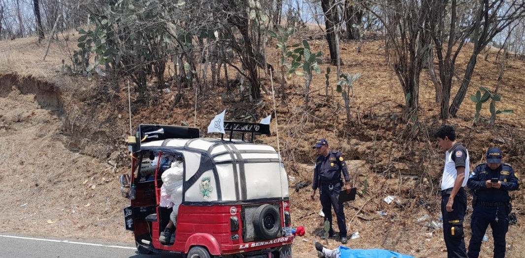 Elementos de los Bomberos Voluntarios observan los cuerpos de las víctimas. (Foto: Bomberos Voluntarios)