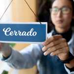 Los cierres temporales o definitivos de negocios o establecimientos son ante la SAT, pero si es definitivo tome en cuenta que requerirían cancelar también la inscripción o patente ante el Registro Mercantil, según auditor. (Foto, Prensa Libre: Freepik).