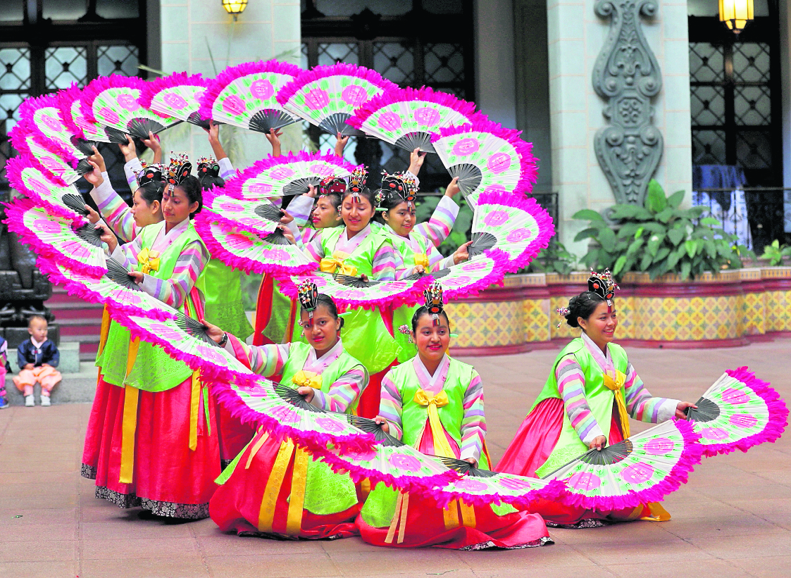 La cámara Guatemalteco Coreana de Comercio lleva acabo en el Palacio de la Cultura el encuentro Cultural 2018 donde participan niños adultos Coreanos y Guatemaltecos. 

Fotografía. Erick Avila:                       08/09/2018