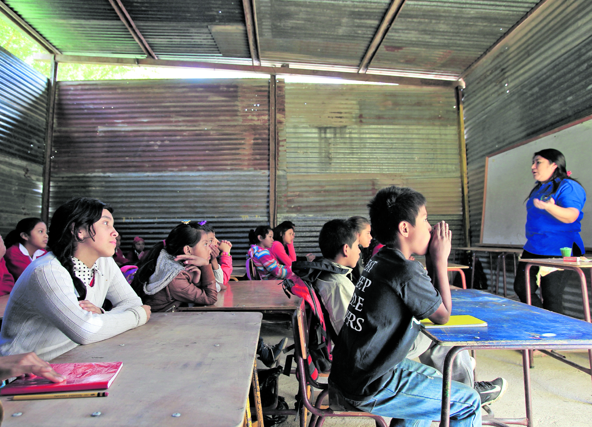 Escuela Oficial Rural Mixta San Rafael Vados, ubicada en San Pedro Ayampuc.  Las instalaciones están sobre pobladas de alumnos lo que motivan a la institución hacer dos aulas de lamina frente a las instalaciones.  En la imagen alumnos de quinto  primaria reciben clases en aulas de lamina.    Fotografía Esbin Garcia