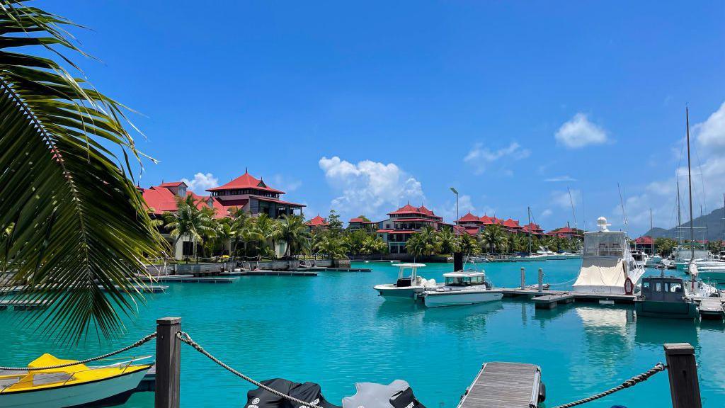 Cielo azul y aguas claras en las islas Seychelles