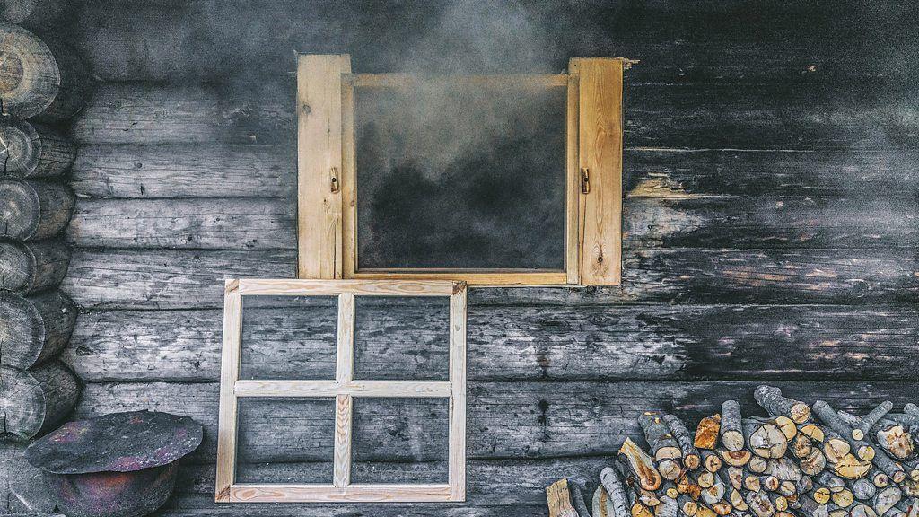 La ventana por donde sale el humo del sauna, porque carece de chimenea