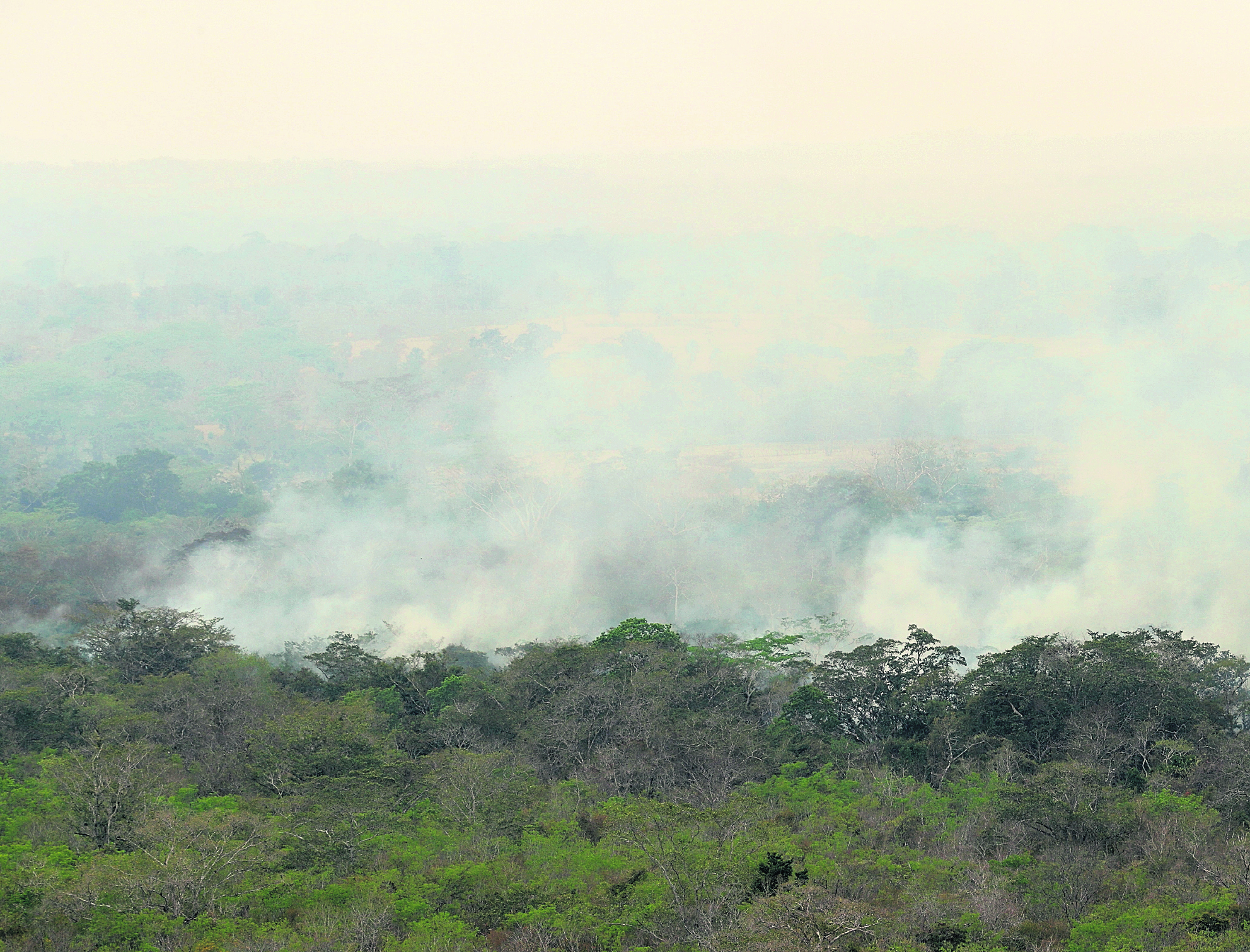 INCENDIOS EN PETEN, QUE HAN DEJADO PERDIDAS EN EL AREA RURAL, FAUNA Y FLORA. HELICOPTERO DE LA FUERZA AÉRA DE HONDURAS, VINO A GUATEMALA A LA AYUDA DE LOS INCENDIOS. Fotografía: Fernando Cabrera