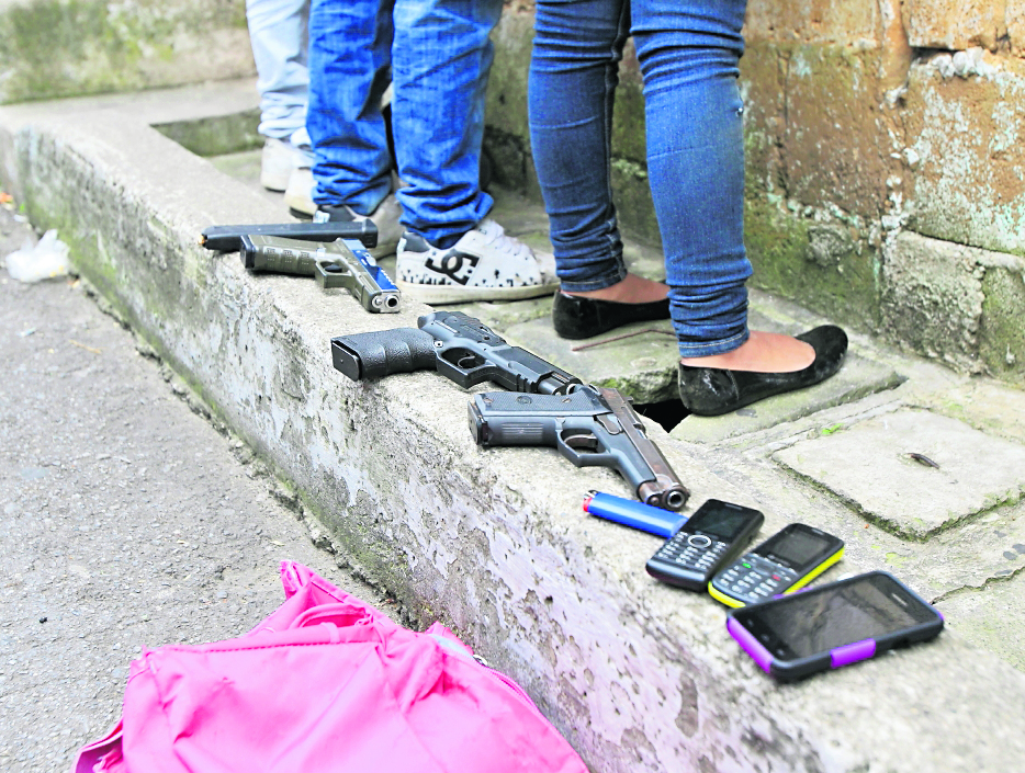 Tres menores de edad detenidos con armas de fuego acusados por la PNC de disparar a dos hermanos dentro de una tienda  en la colonia campo seco zona 16 donde quedan muertos. Fotograf?a Erick Avila