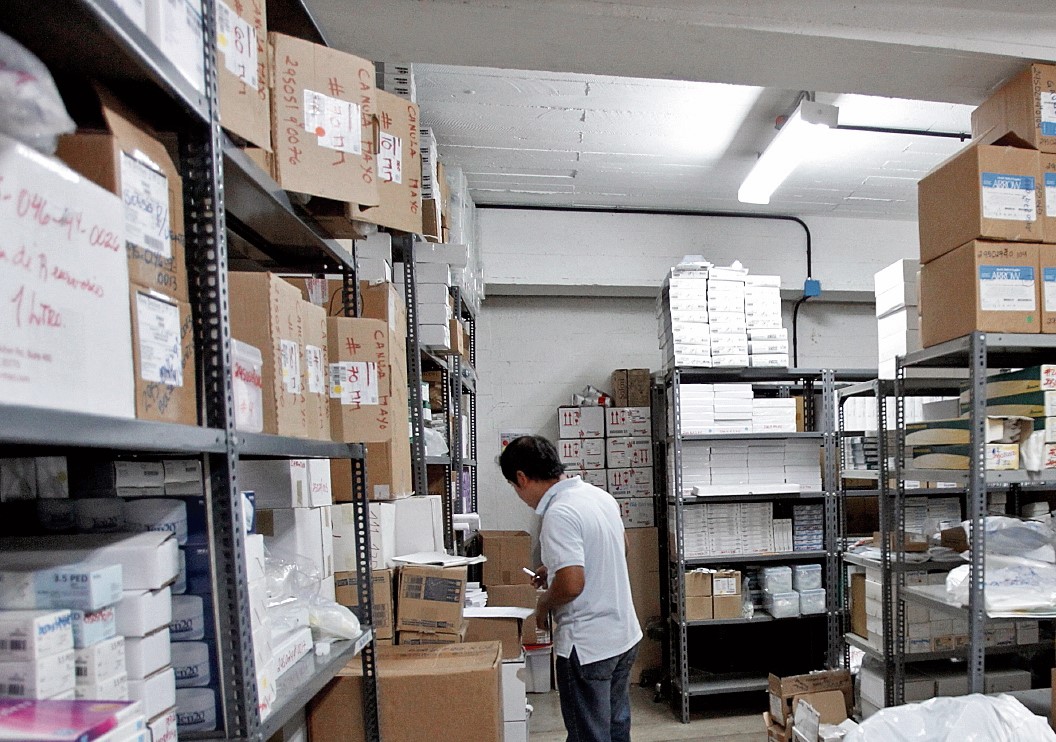 Las bodegas  de la Farmacia  del Hospital Roosevelt, es una de las primeras en recibir  el  ingreso de  medicina para la atención del los pacientes   en la imagen se observa las bodegas del hospital, con las cajas de los medicamentos  Fotografía Erick Avila