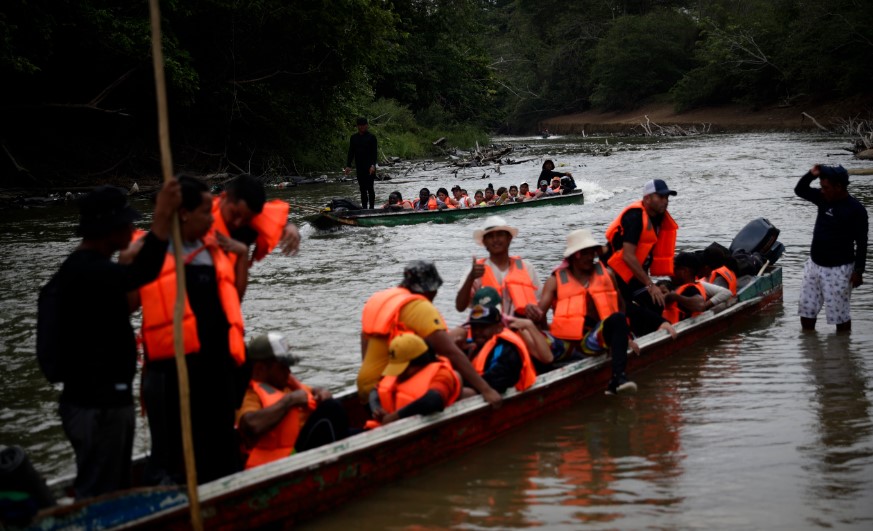 El flujo de migrantes por lugares riesgosos, como el Tapón del Darién, no se detiene. (Foto Prensa Libre: EFE)