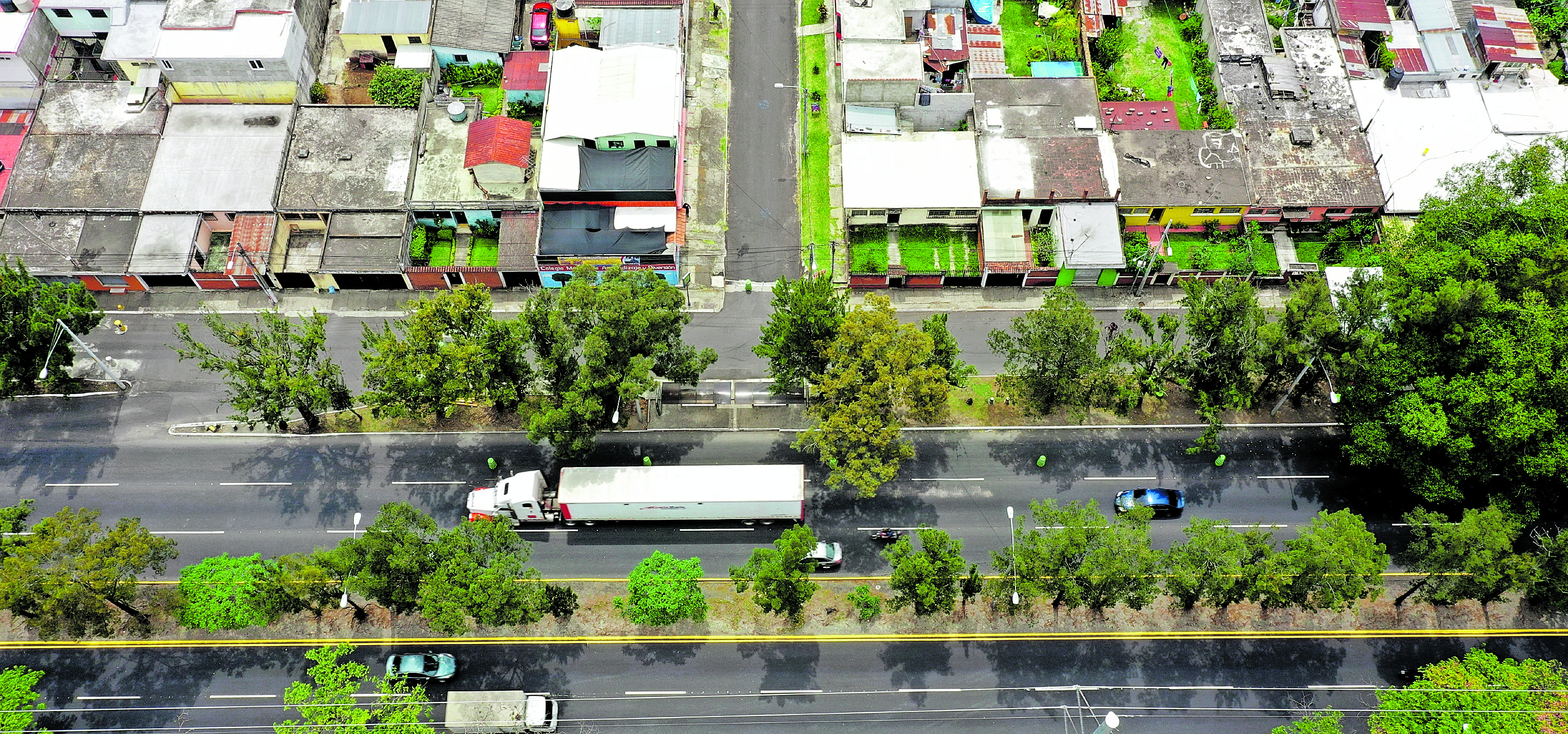 Representantes de la Municipalidad de Guatemala, CONRED y Covial se hicieron presentes al carril auxiliar del periférico en dirección al sur, para evaluar los socavamientos en el lugar.

Vecinos de la colonia Centro América en la zona 7 de la ciudad, se encuentran en riesgo, por lo que solicitaron a las autoridades realizar los trabajos correspondientes, además, en este sector es de mucho tránsito vehicular, lo que pone en riesgo también a los automovilistas.

En imagen tomada con dron, se observa que el carril auxiliar y el carril derecho, se encuentra inhabilitado para el paso vehicular. Esta vía en transitada por miles de vehículos entre liviano y transporte de carga.