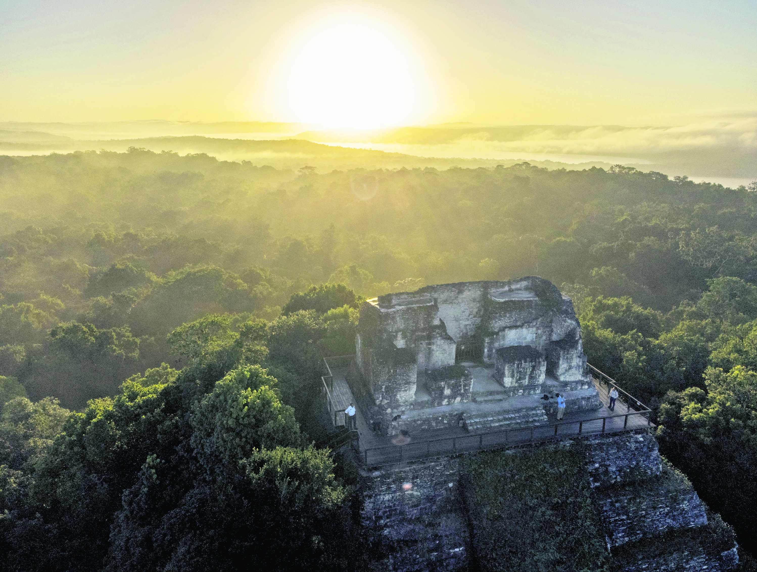 AME1355. PETÉN (GUATEMALA), 03/02/2023.- Fotografía del templo 2016 en la selva de Petén donde se albergan animales y el parque arqueológico de Yaxhá, el 02 de febrero de 2023 en Petén (Guatemala). Organizaciones comunitarias en el norte de Guatemala ofrecen servicios de ecoturismo en el sitio arqueológico de Yaxhá, en el extremo noreste del país centroamericano y son respaldados por instituciones estatales para prevenir los incendios forestales que amenazan esta zona selvática. EFE/ Esteban Biba