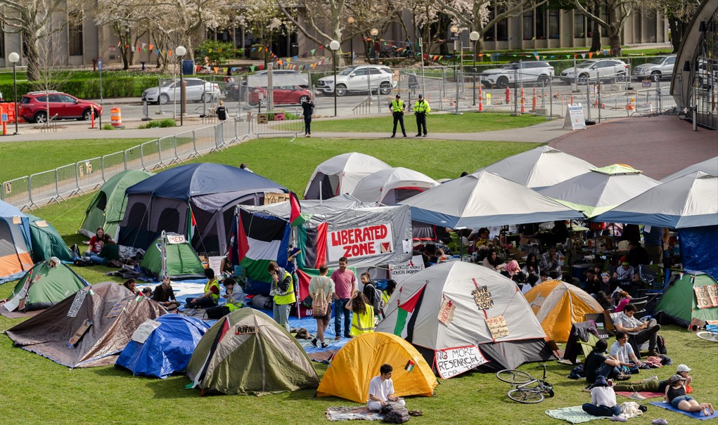 Estudiantes exigen que el Instituto Tecnológico de Massachusetts corte sus lazos con Israel en un campamento en el campus del MIT en Cambridge, Massachusetts, el martes 23 de abril de 2024. (Sophie Park/The New York Times)