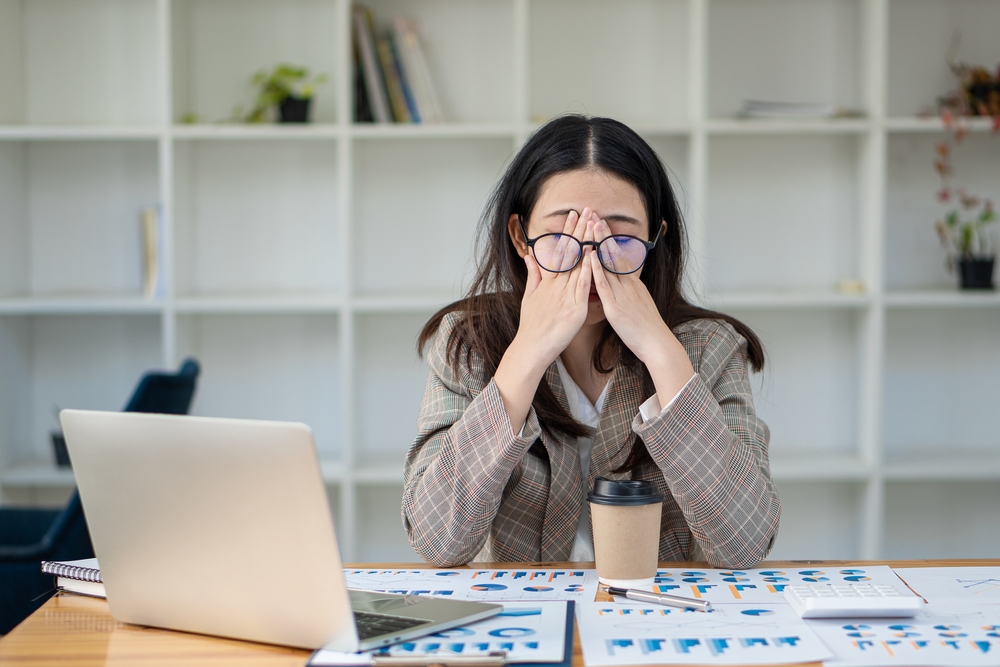 Aunque relacionados, el tecnoestrés y la fatiga informática son problemas distintos que afectan a los trabajadores. (Foto Prensa Libre: Shutterstock)