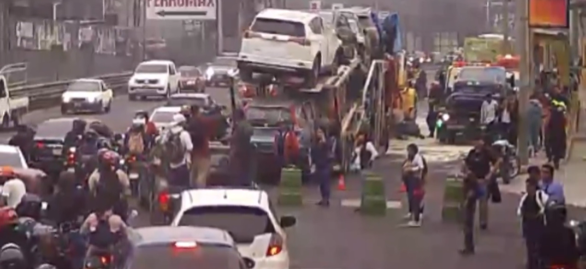 La PMT de la capital coordina la movilización de dos tráileres accidentados en la zona 18. (Foto Prensa Libre: Amílcar Montejo)