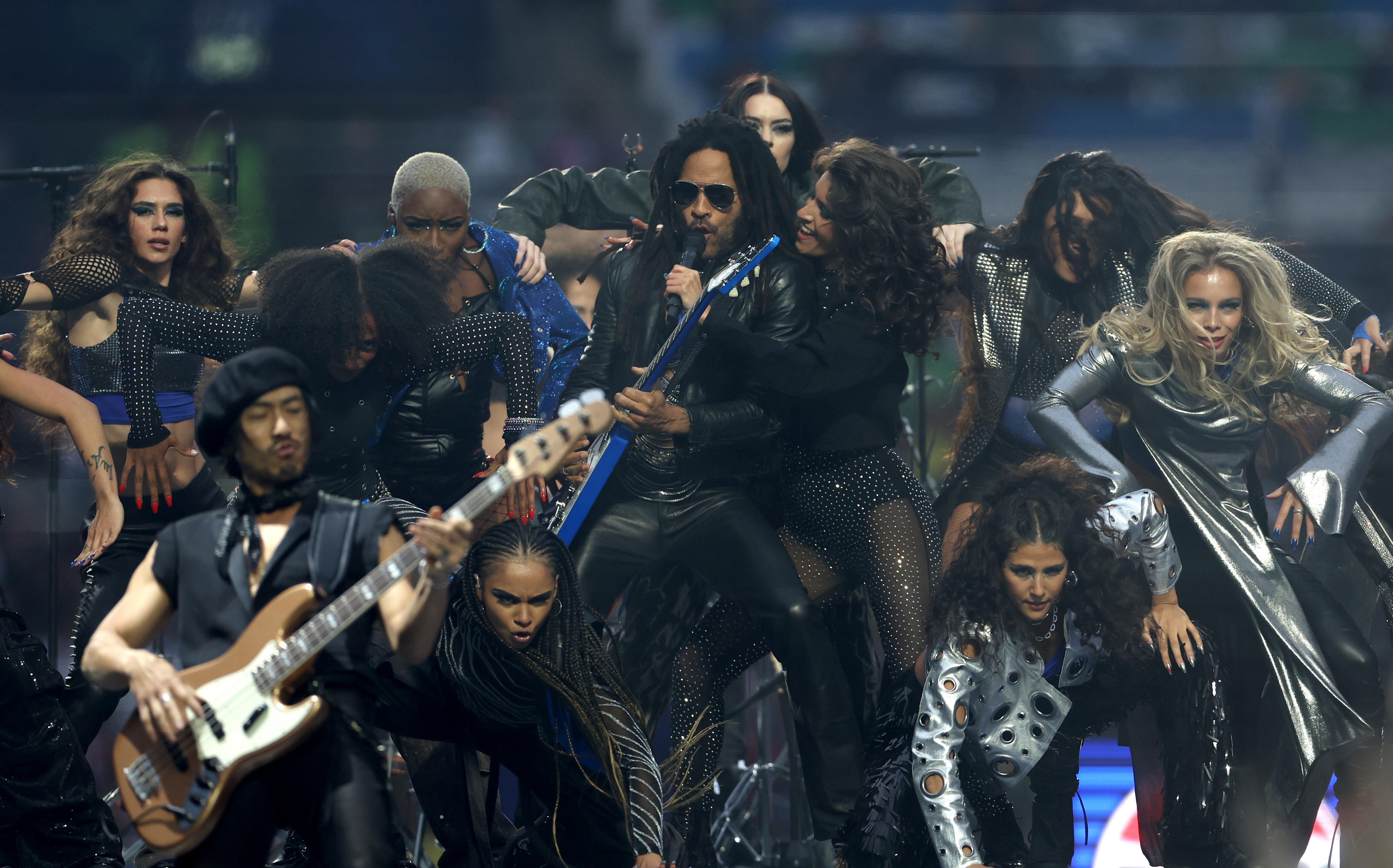 El artista estadounidense Lenny Kravitz actúa antes del partido final de la Liga de Campeones de la UEFA del Borussia Dortmund contra el Real Madrid.  (Foto Prensa Libre: EFE)