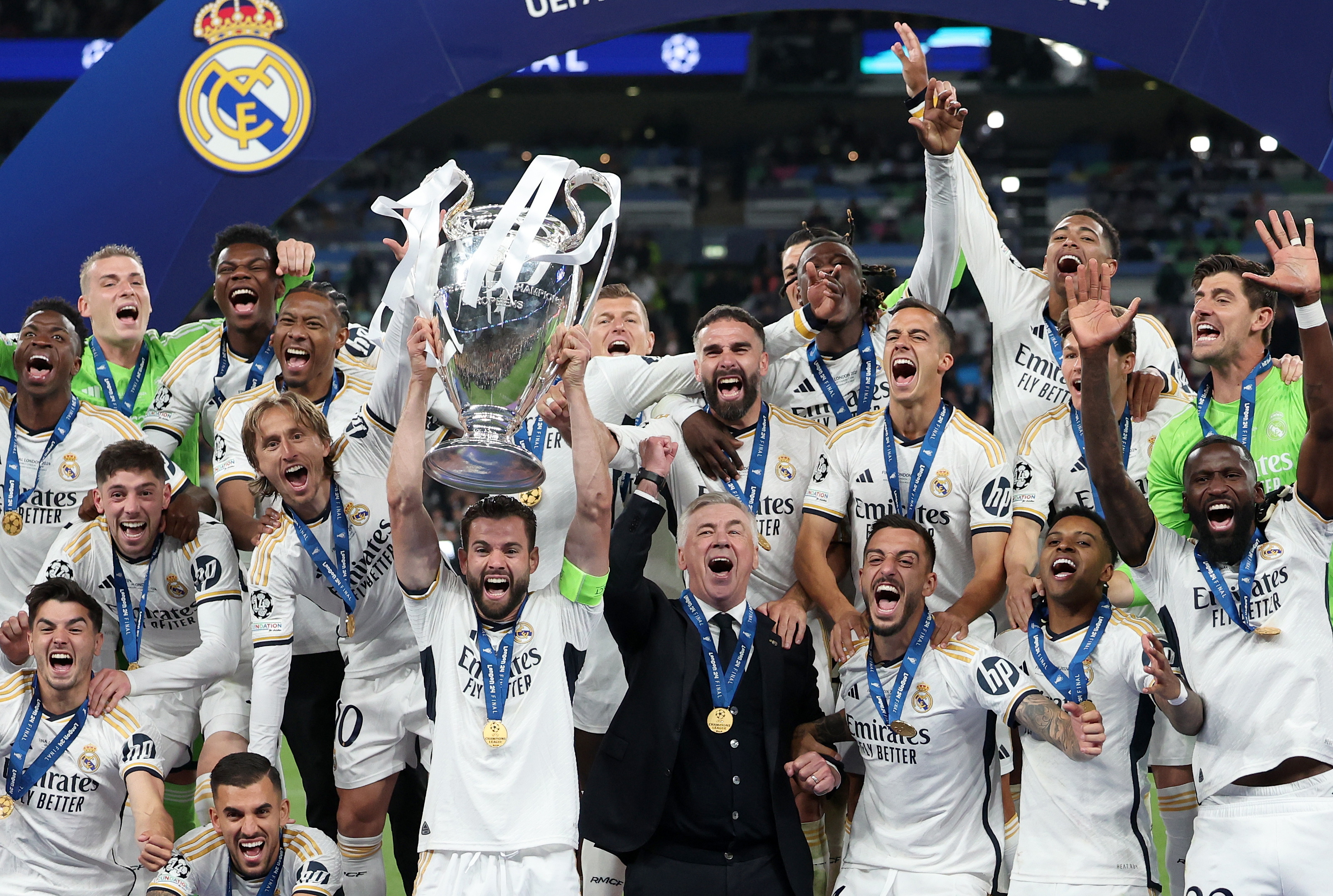 Los jugadores del Real Madrid, encabezados por su capitán, Nacho Fernández, festejan la decimoquinta Champions League, tras imponerse al Borussia Dortmund. (Foto Prensa Libre: EFE)